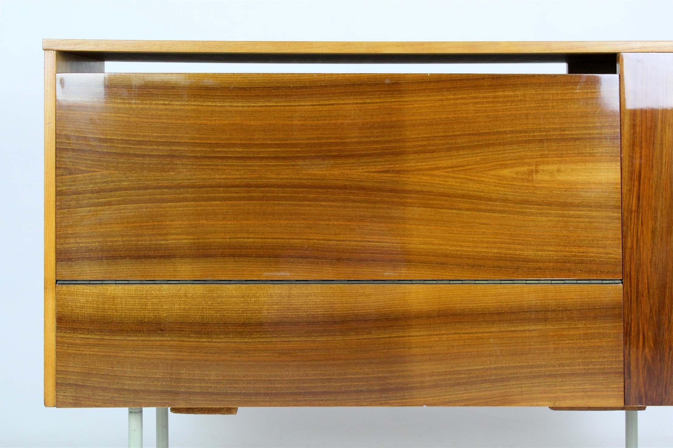 Mid-Century Modern Doppelseitiges Sideboard von Jitona, 1960er Jahre (Moderne der Mitte des Jahrhunderts) im Angebot