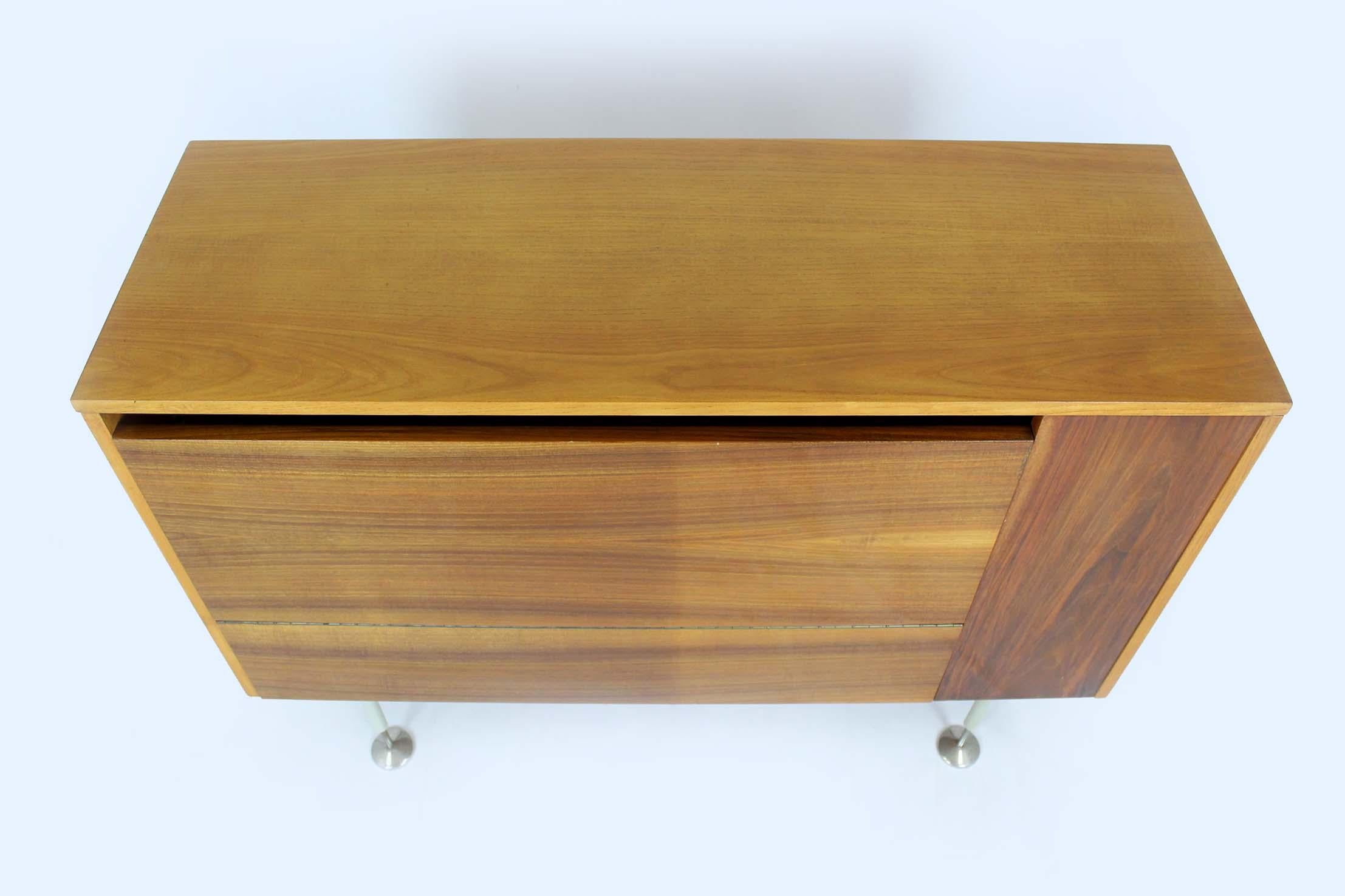 Mid-Century Modern Doppelseitiges Sideboard von Jitona, 1960er Jahre (Holz) im Angebot