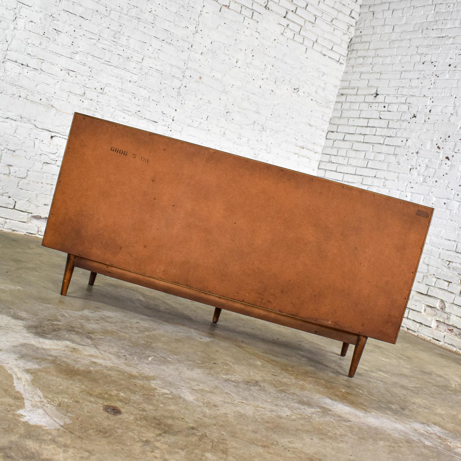 Commode moderne du milieu du siècle American of Martinsville Accord Noyer & Canne avec X's en vente 3