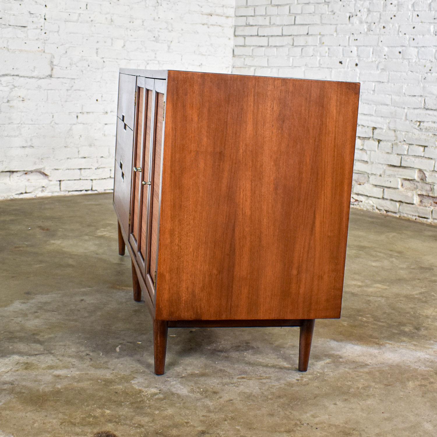 Commode moderne du milieu du siècle American of Martinsville Accord Noyer & Canne avec X's en vente 4