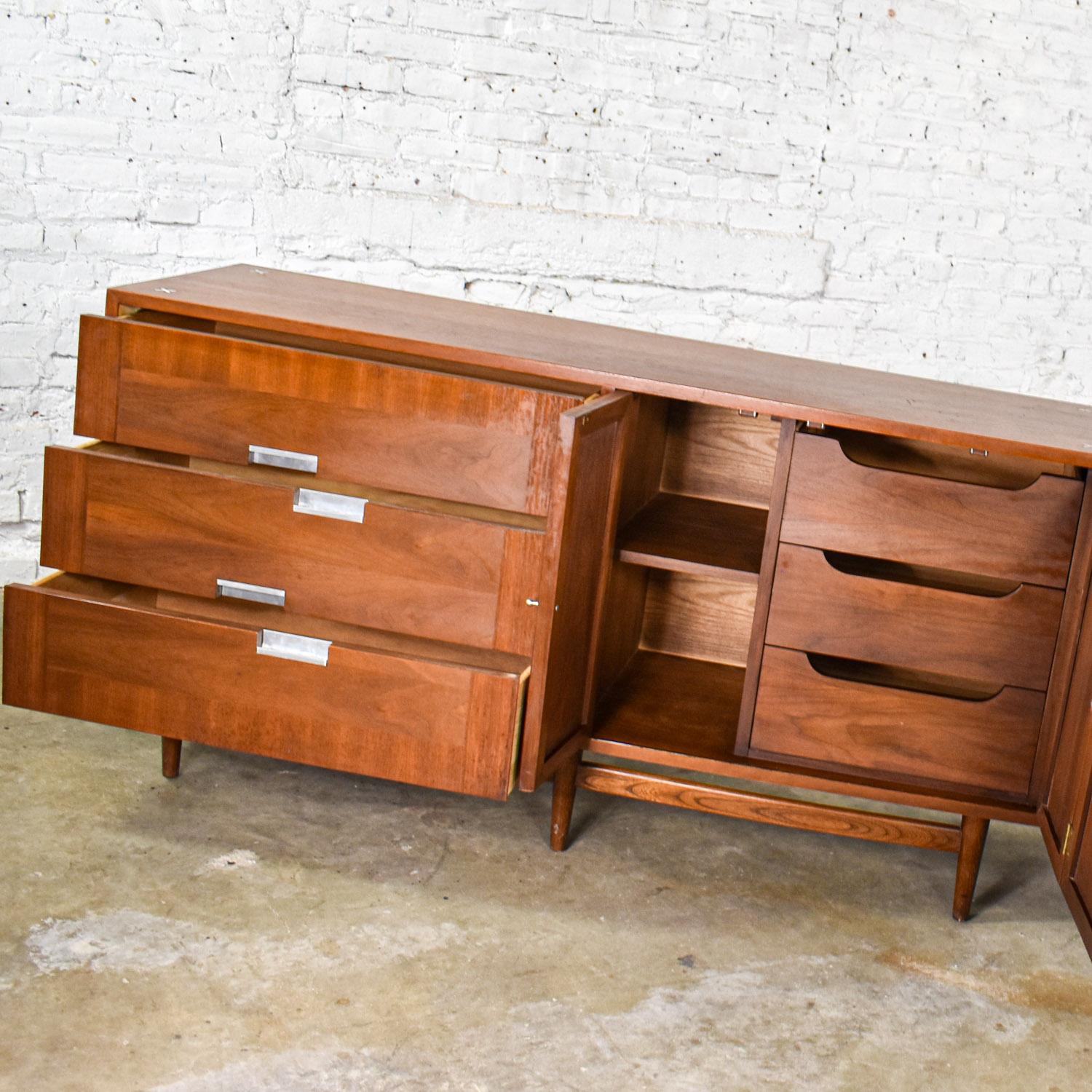 Commode moderne du milieu du siècle American of Martinsville Accord Noyer & Canne avec X's en vente 5