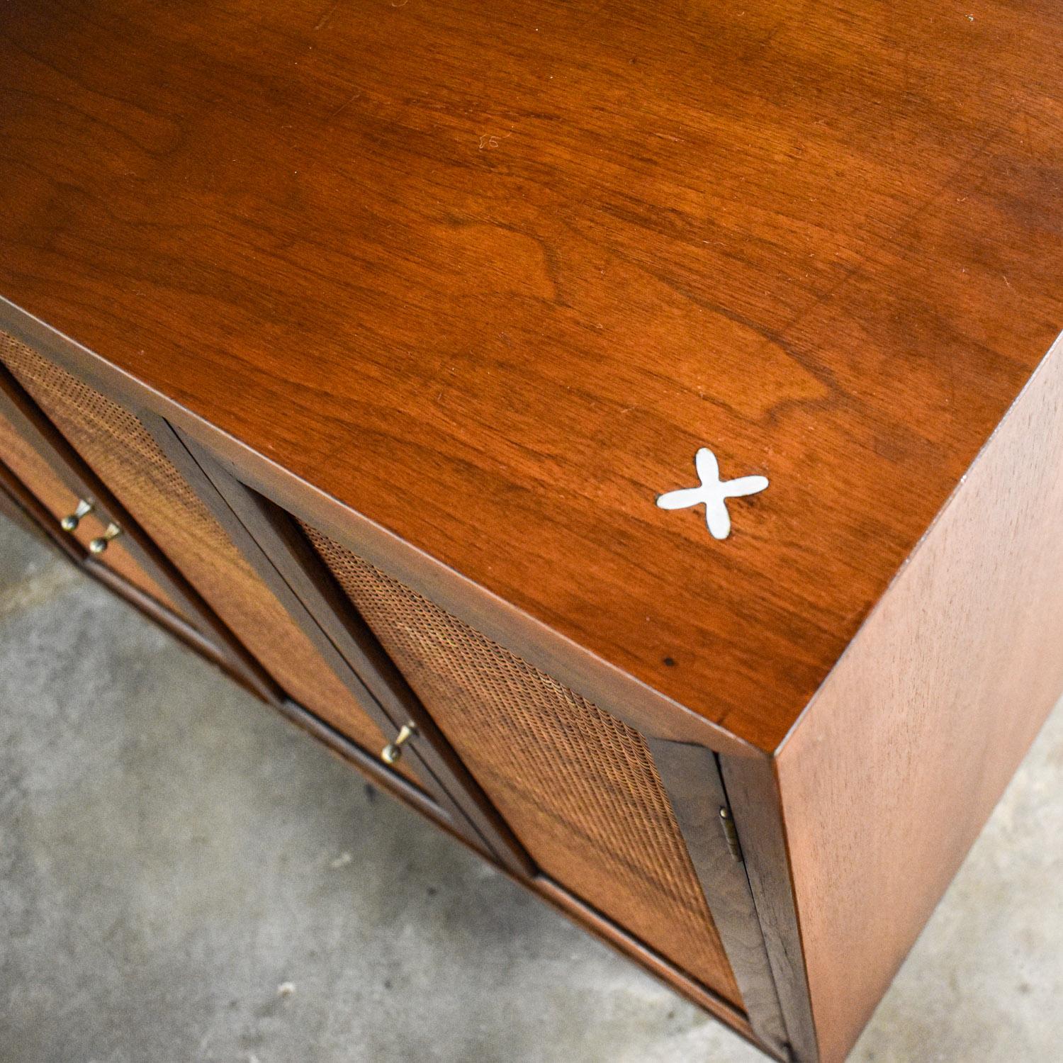 Commode moderne du milieu du siècle American of Martinsville Accord Noyer & Canne avec X's en vente 6