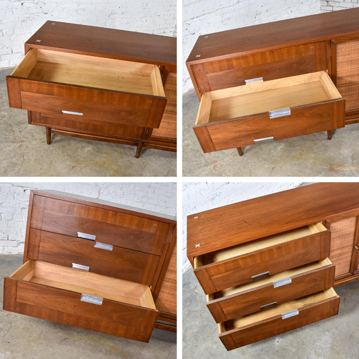 Commode moderne du milieu du siècle American of Martinsville Accord Noyer & Canne avec X's en vente 9