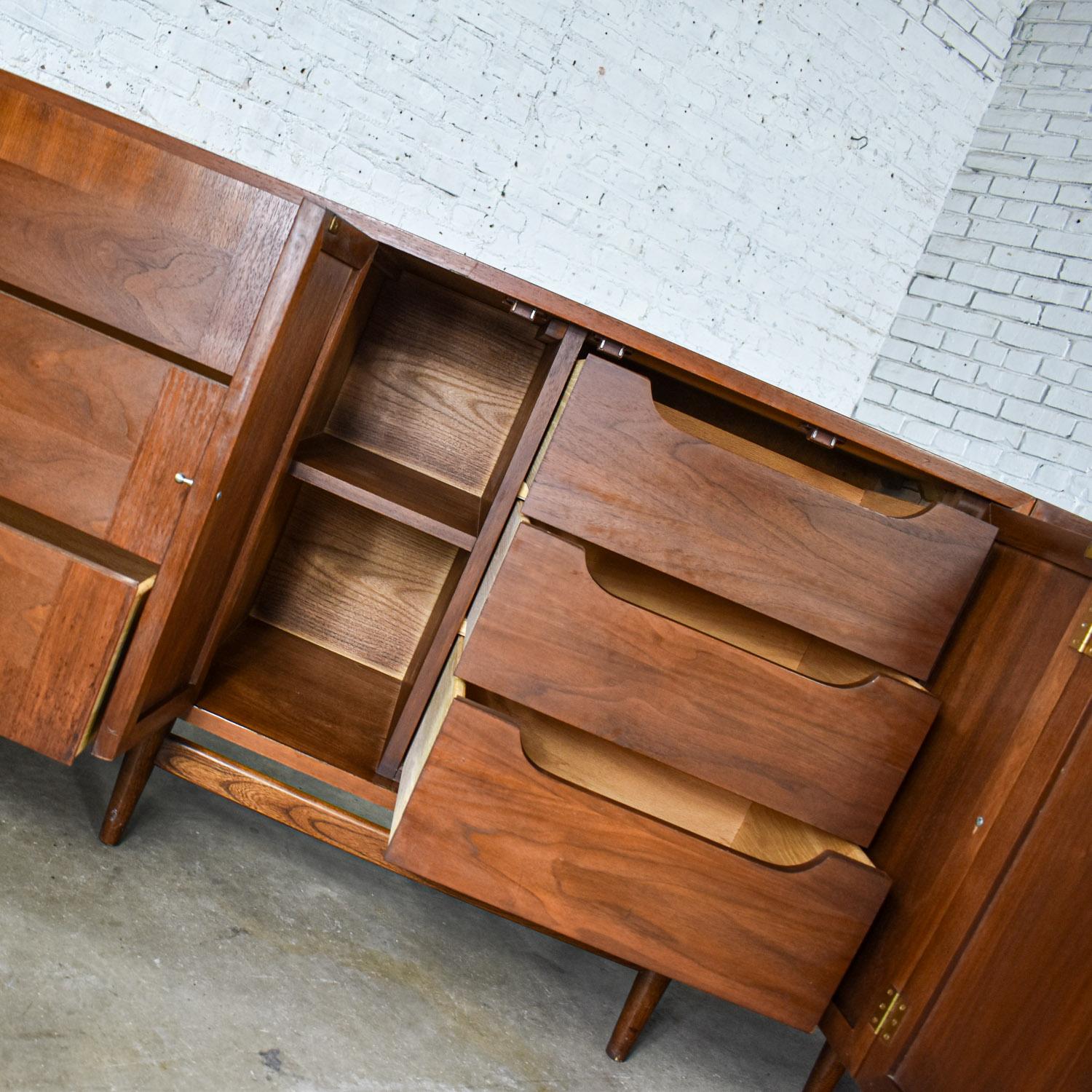 Commode moderne du milieu du siècle American of Martinsville Accord Noyer & Canne avec X's en vente 10