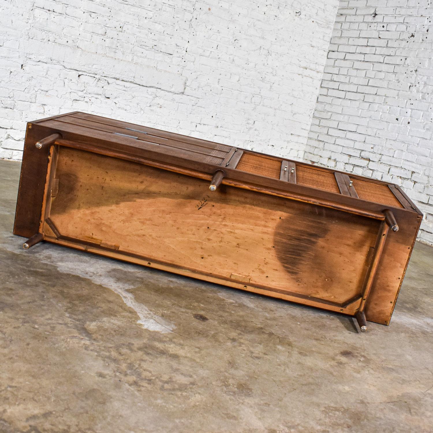 Commode moderne du milieu du siècle American of Martinsville Accord Noyer & Canne avec X's en vente 11