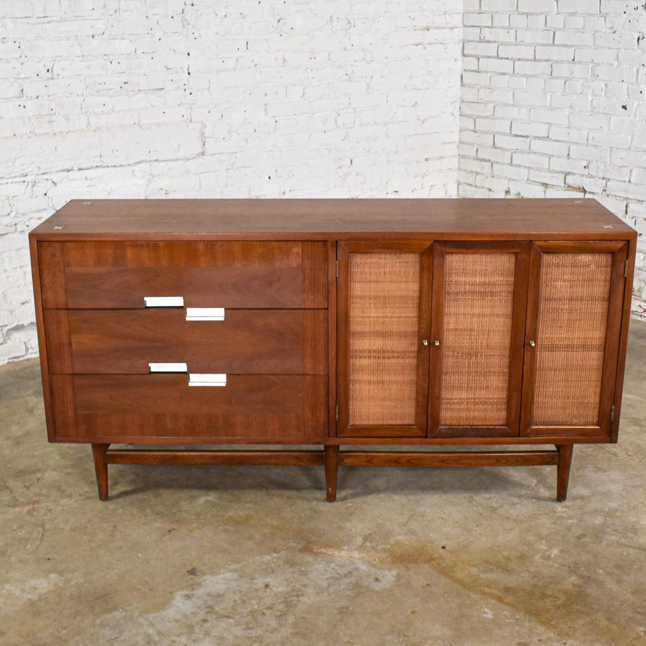 Commode moderne du milieu du siècle American of Martinsville Accord Noyer & Canne avec X's en vente 12