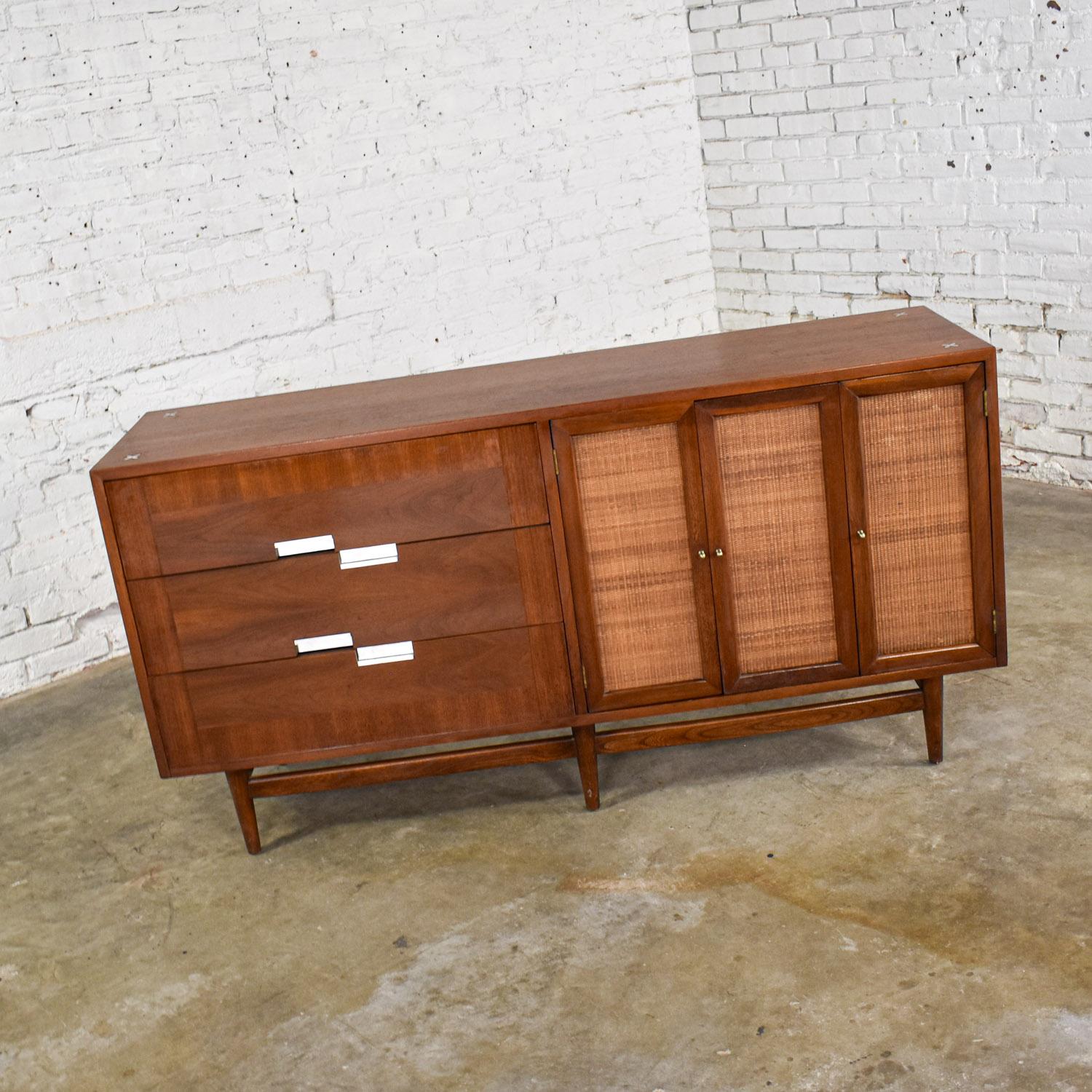 Merveilleuse commode vintage du milieu du siècle dernier American of Martinsville Accord Walnut & Cane Dresser with X's & Asymmetric Handles, three drawers & cane doors designed by Merton Gershon. Byit, en gardant à l'esprit qu'il s'agit d'une pièce