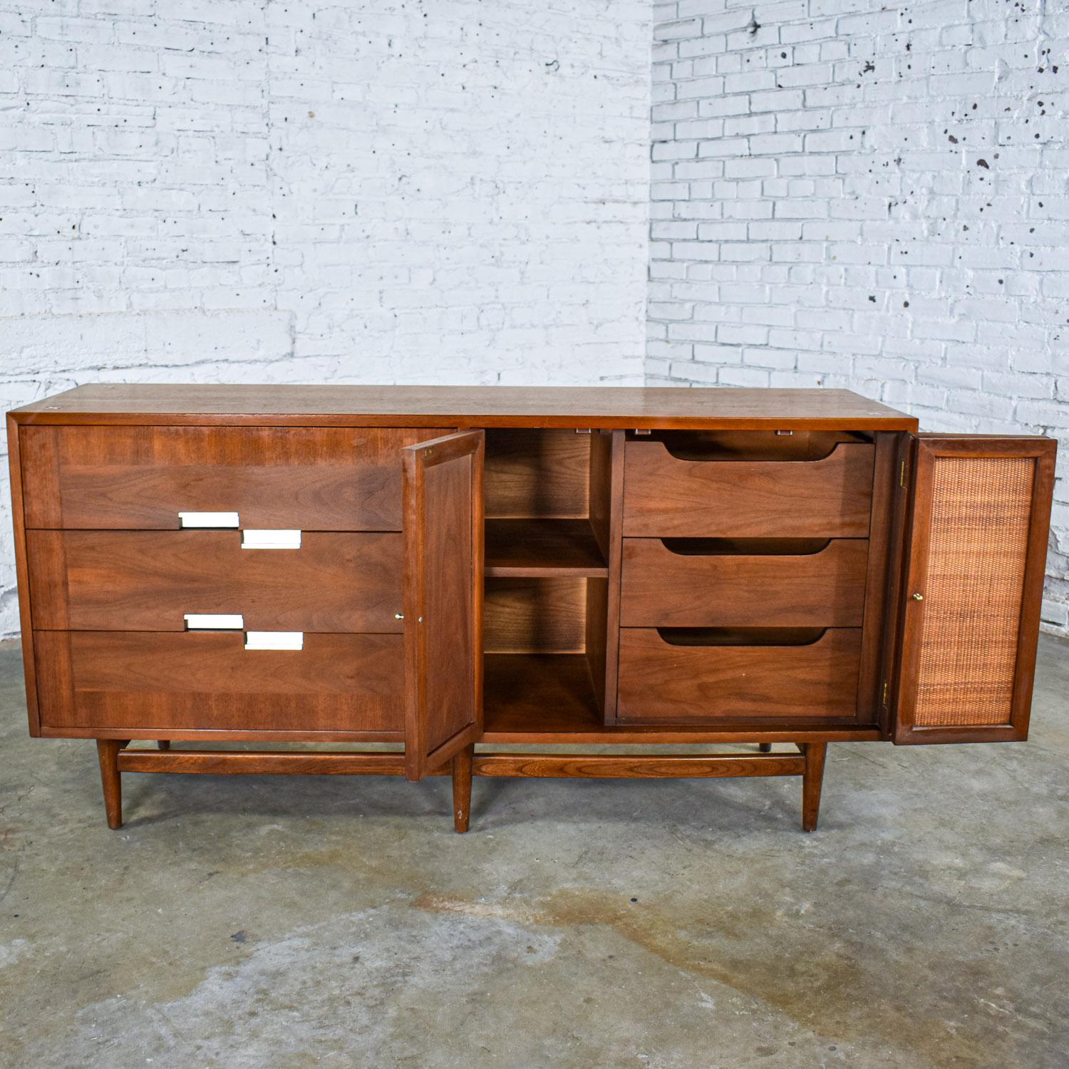Mid-Century Modern Commode moderne du milieu du siècle American of Martinsville Accord Noyer & Canne avec X's en vente