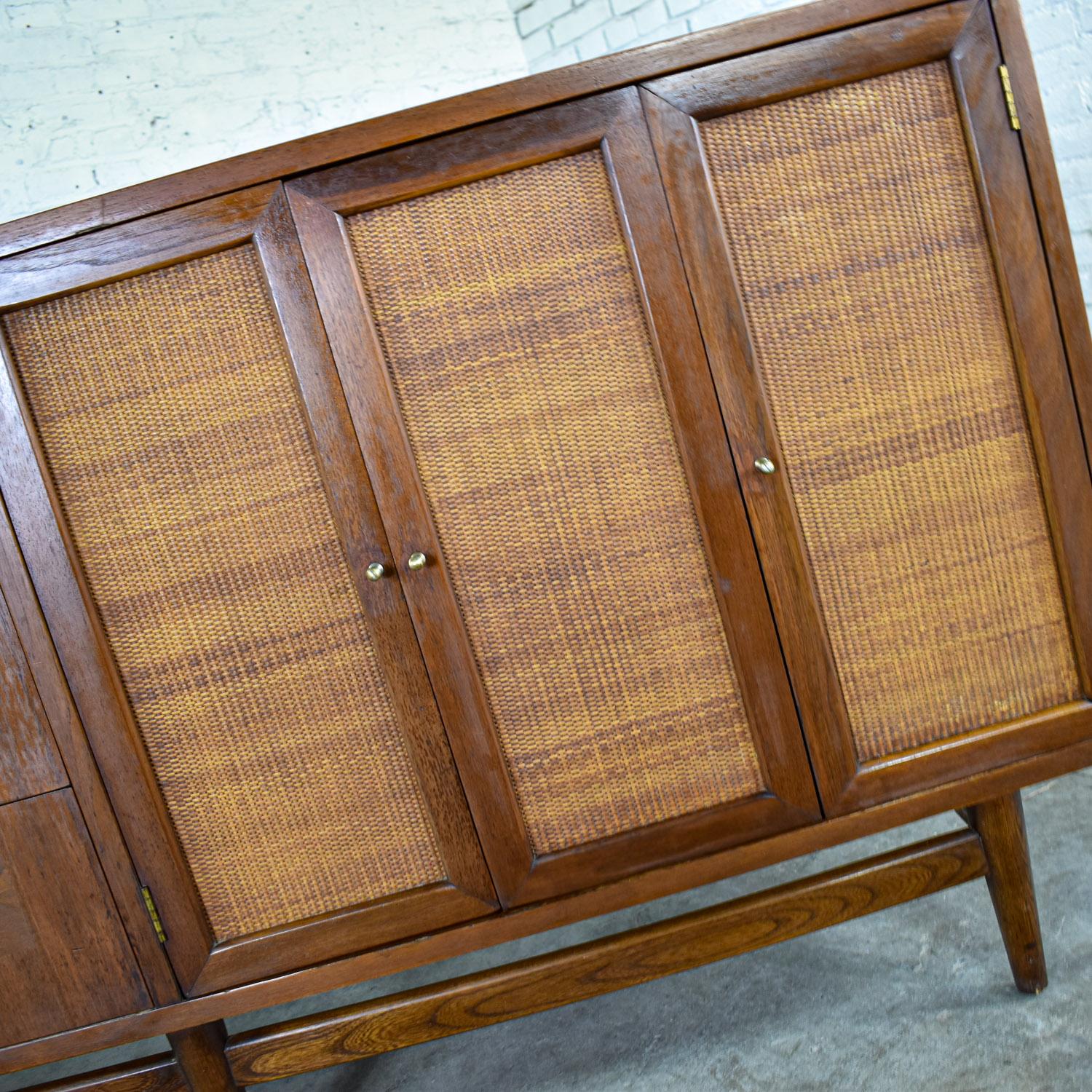 Américain Commode moderne du milieu du siècle American of Martinsville Accord Noyer & Canne avec X's en vente