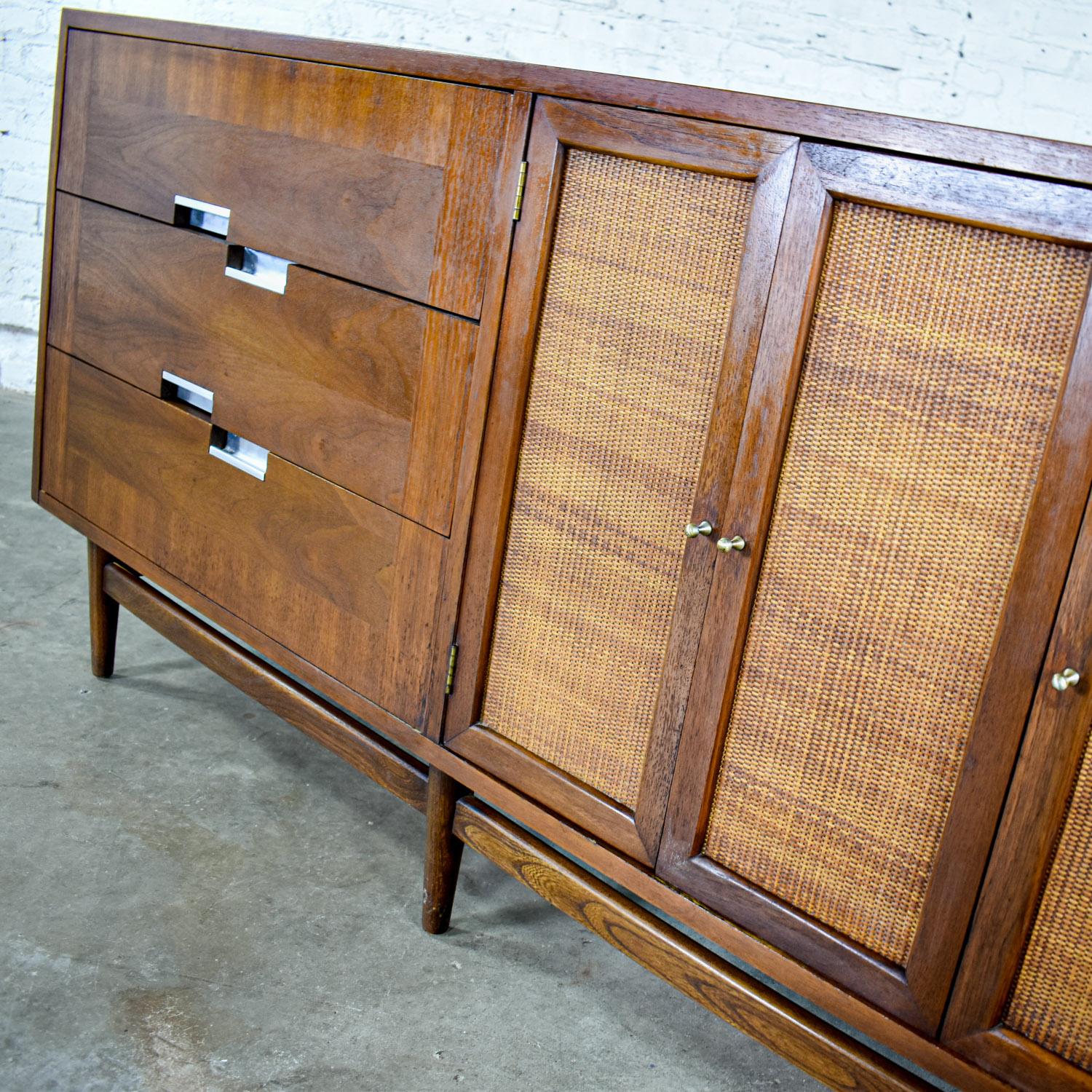Commode moderne du milieu du siècle American of Martinsville Accord Noyer & Canne avec X's Bon état - En vente à Topeka, KS