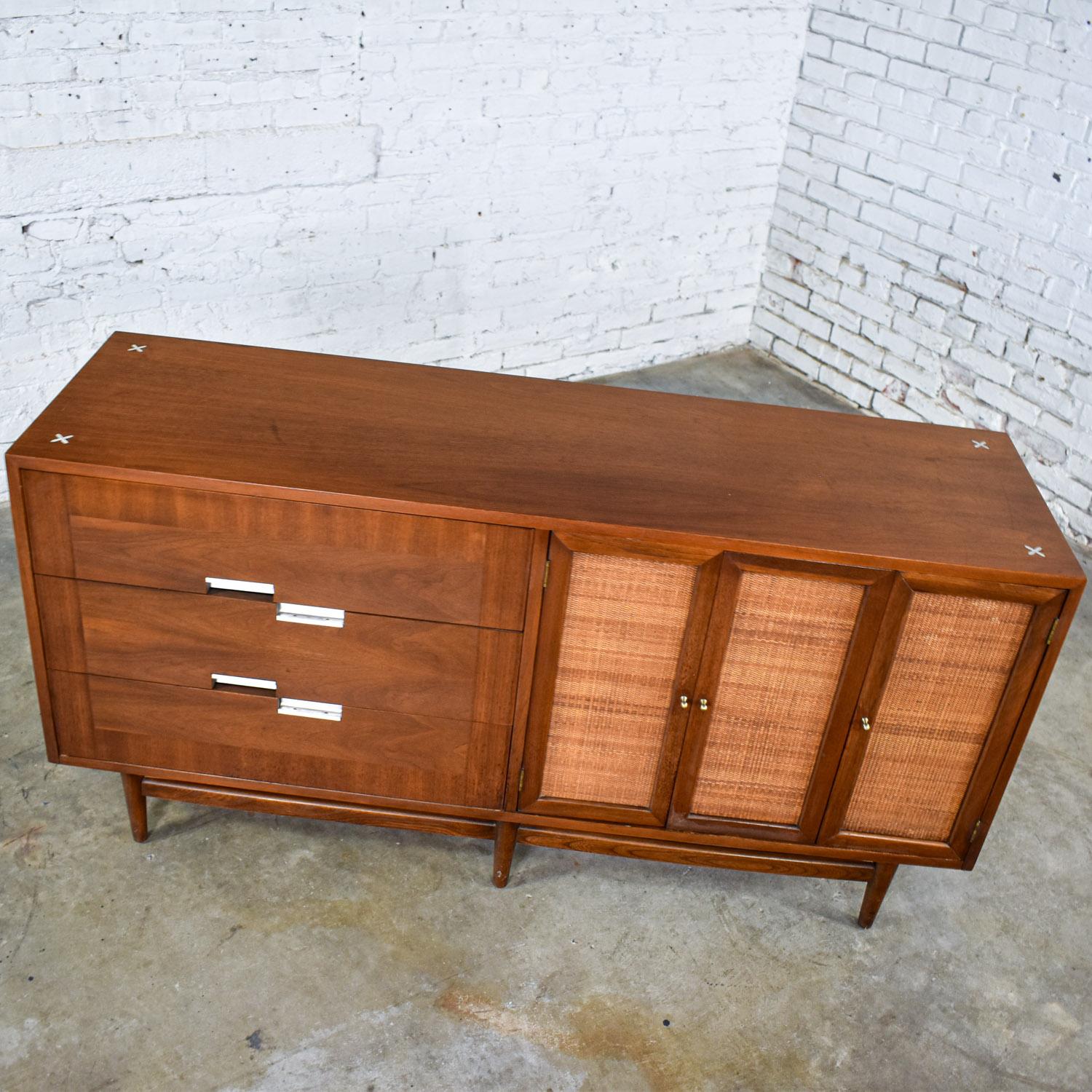 20ième siècle Commode moderne du milieu du siècle American of Martinsville Accord Noyer & Canne avec X's en vente