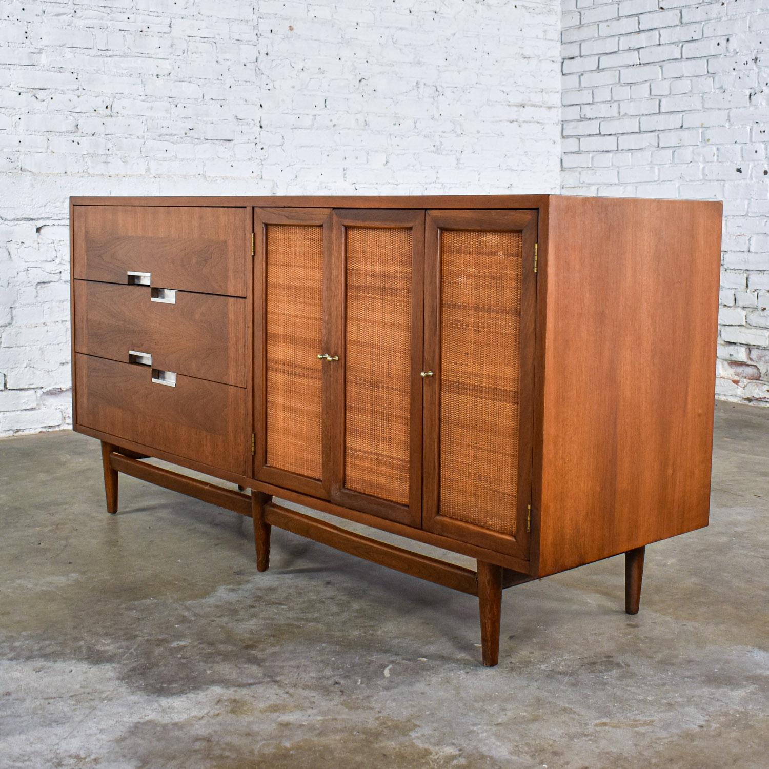 Métal Commode moderne du milieu du siècle American of Martinsville Accord Noyer & Canne avec X's en vente
