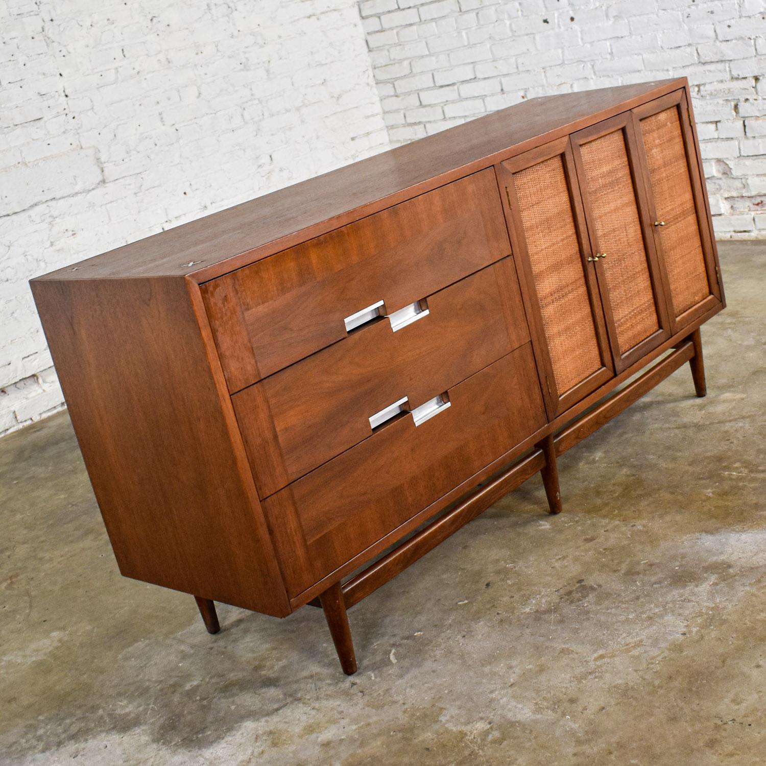 Commode moderne du milieu du siècle American of Martinsville Accord Noyer & Canne avec X's en vente 1