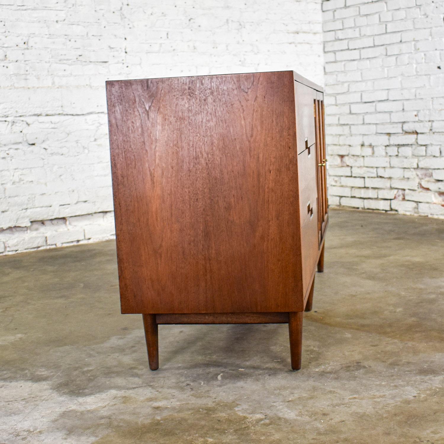 Commode moderne du milieu du siècle American of Martinsville Accord Noyer & Canne avec X's en vente 2