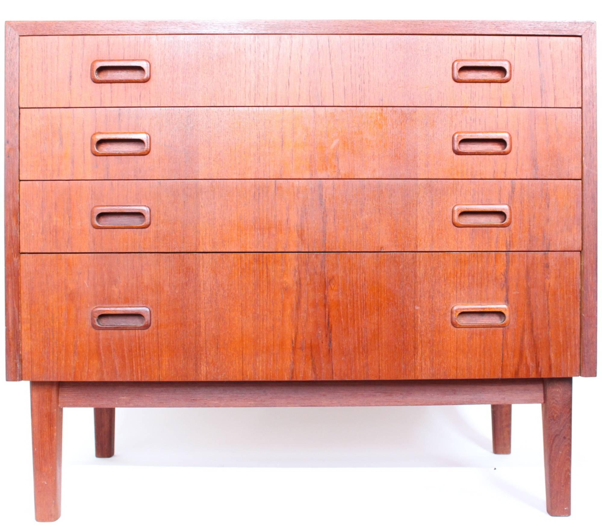 Mid-Century Modern Dresser and Chest Set in Teak In Good Condition In New York, NY