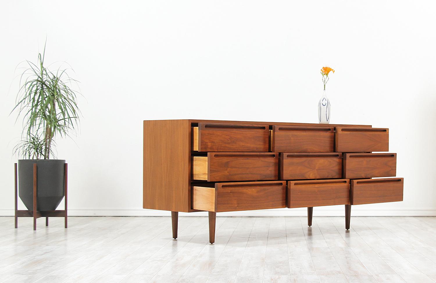 Mid-20th Century Mid-Century Modern Dresser by American of Martinsville