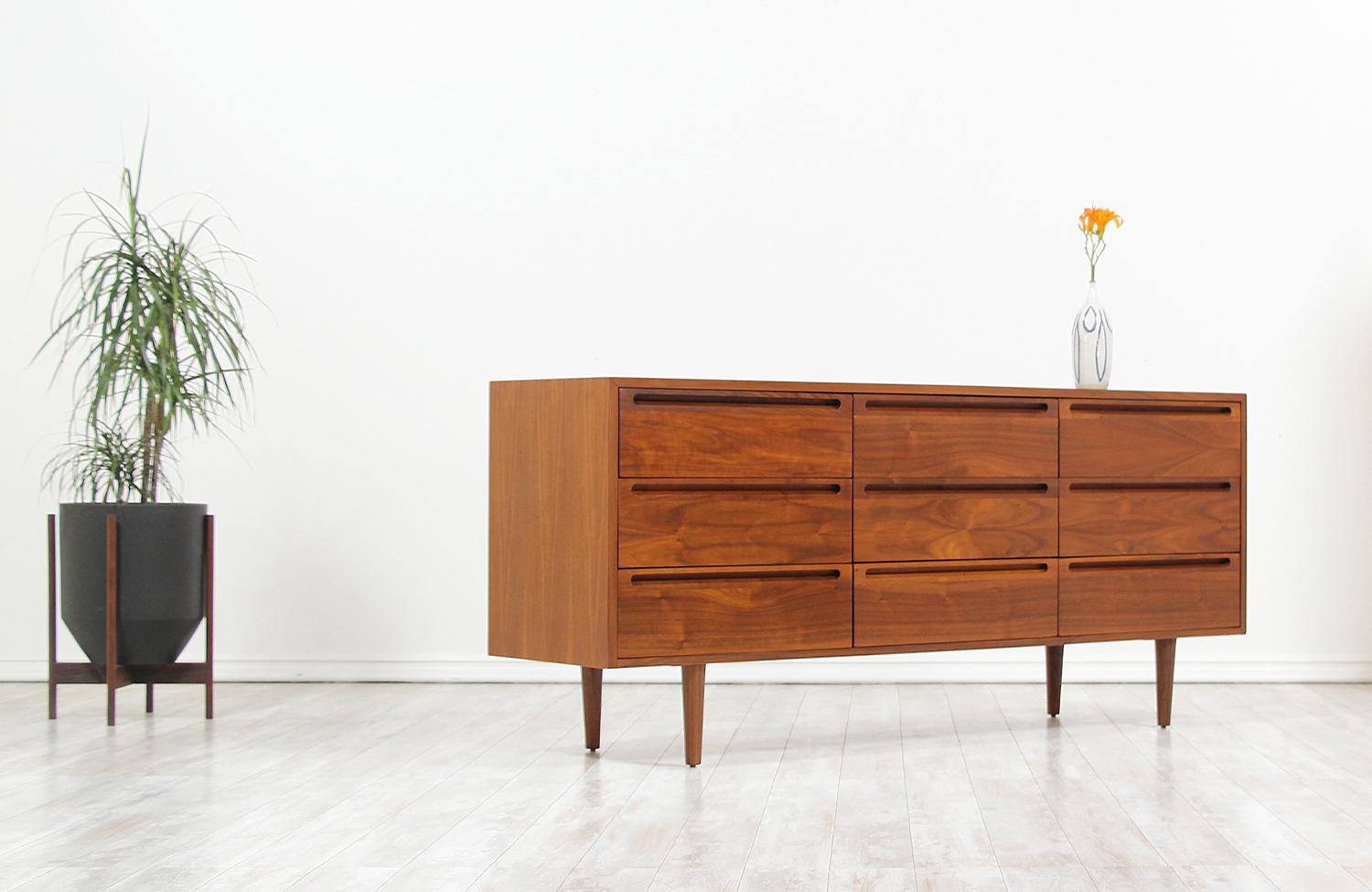 Mid-Century Modern Dresser by American of Martinsville In Excellent Condition In Los Angeles, CA