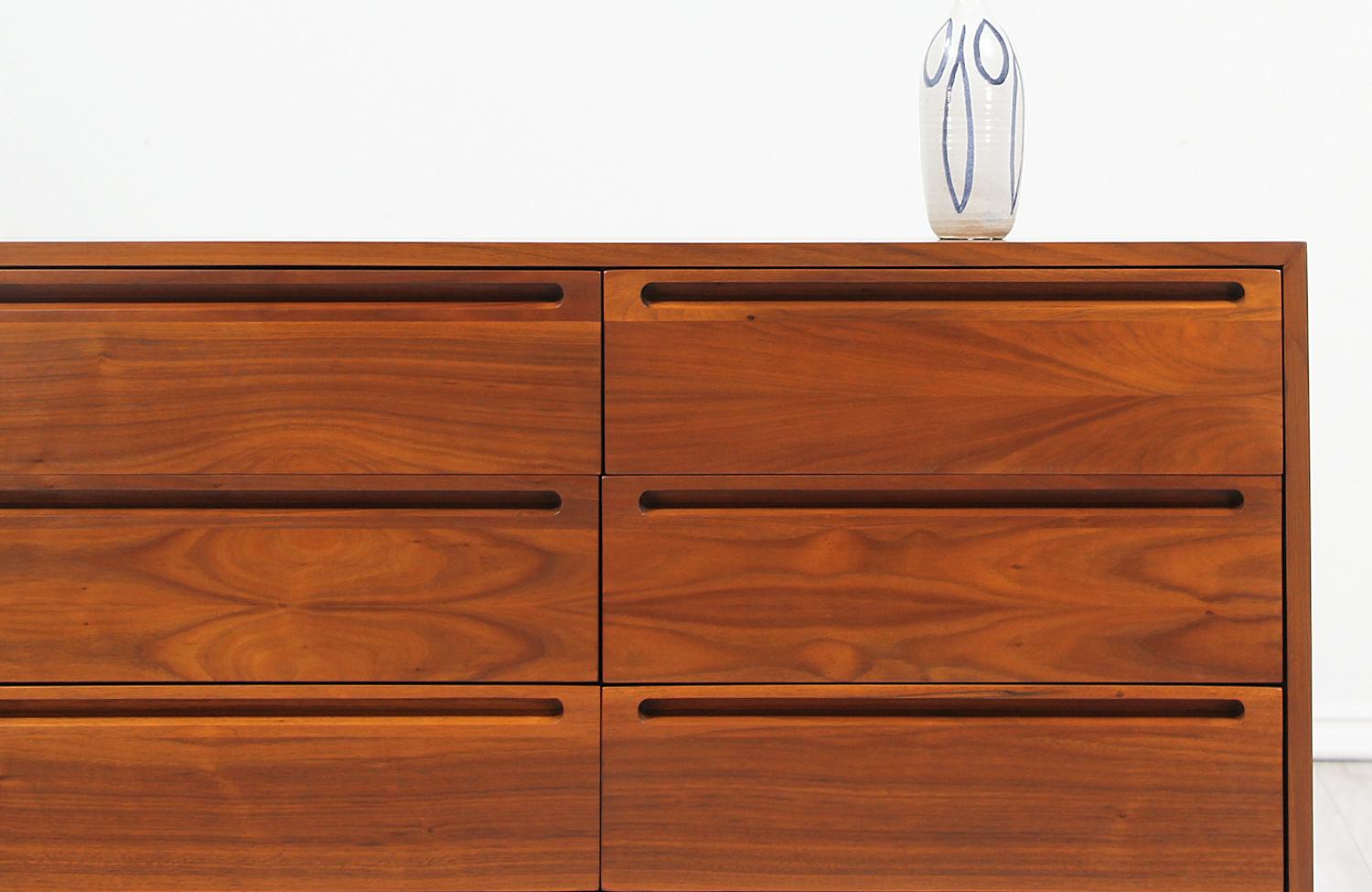 Mid-Century Modern Dresser by American of Martinsville 2