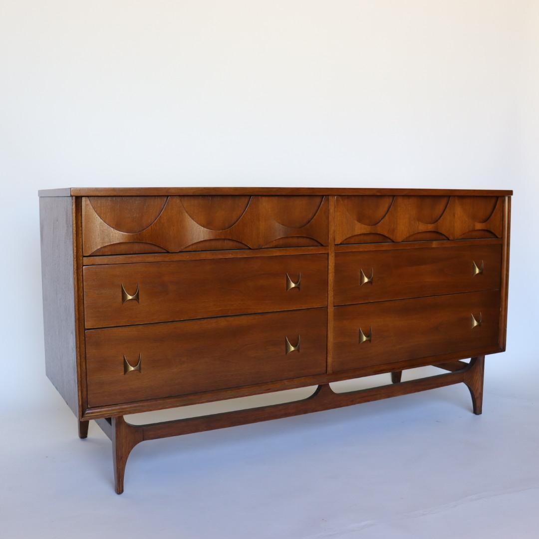 This is the highly coveted Broyhill Brasilia 6 Drawer dresser. We consider Broyhill's Brasilia line to be the gateway piece to a love of mid-century modern American design. Executed in warm walnut, this compact dresser features sculpted bentwood