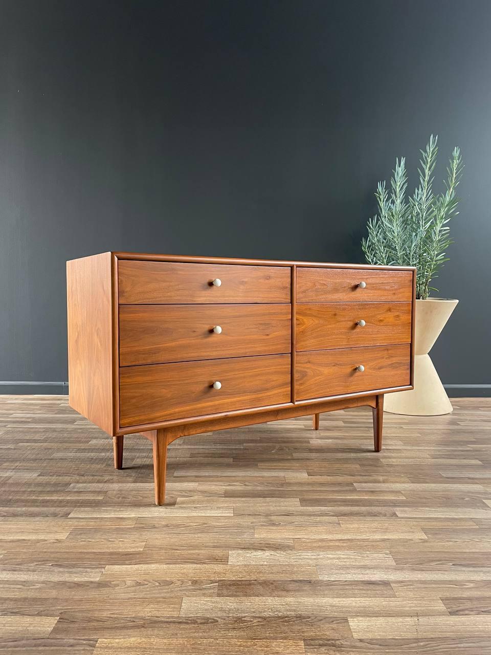 Condition: Expertly Refinished

With over 15 years of experience, our workshop has followed a careful process of restoration, showcasing our passion and creativity for vintage designs that can seamlessly be incorporated with many interior decors.