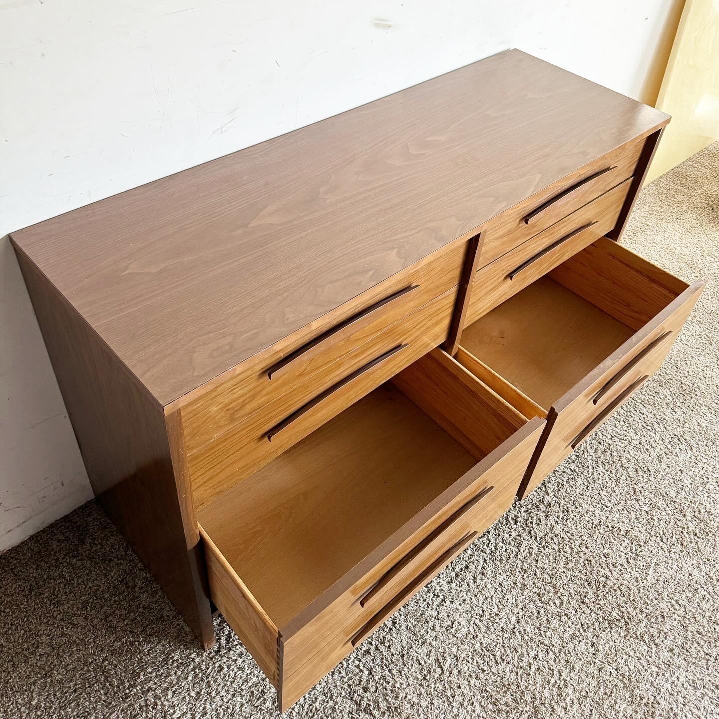 Mid Century Modern Dresser by Kroehler- 6 Drawer For Sale 3
