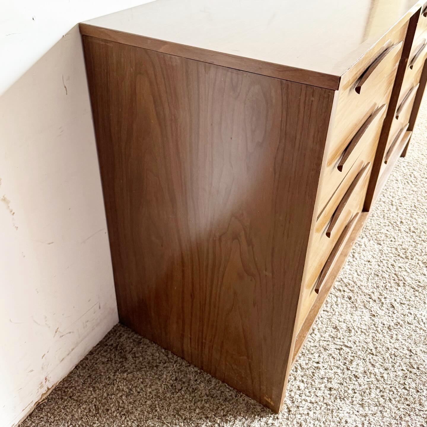 Mid Century Modern Dresser by Kroehler- 6 Drawer In Good Condition For Sale In Delray Beach, FL