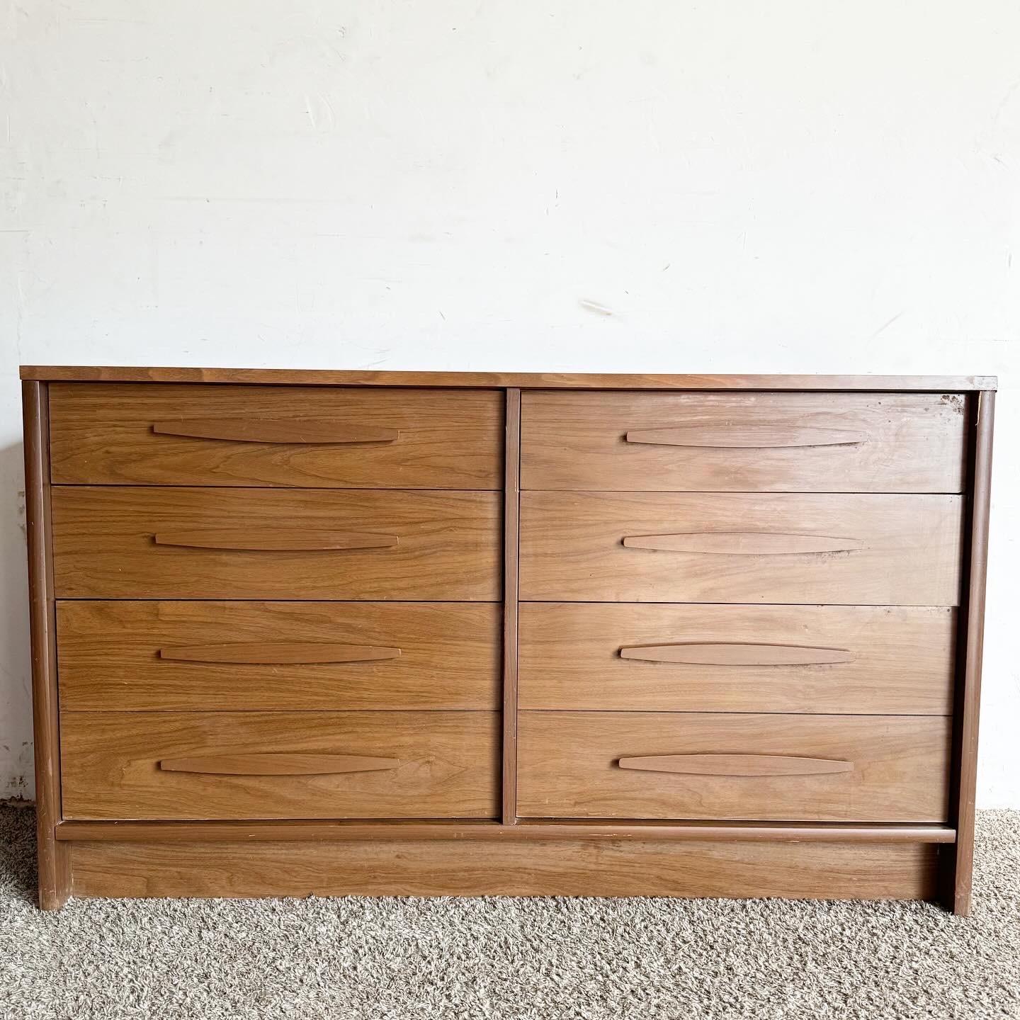 20th Century Mid Century Modern Dresser by Kroehler- 6 Drawer For Sale