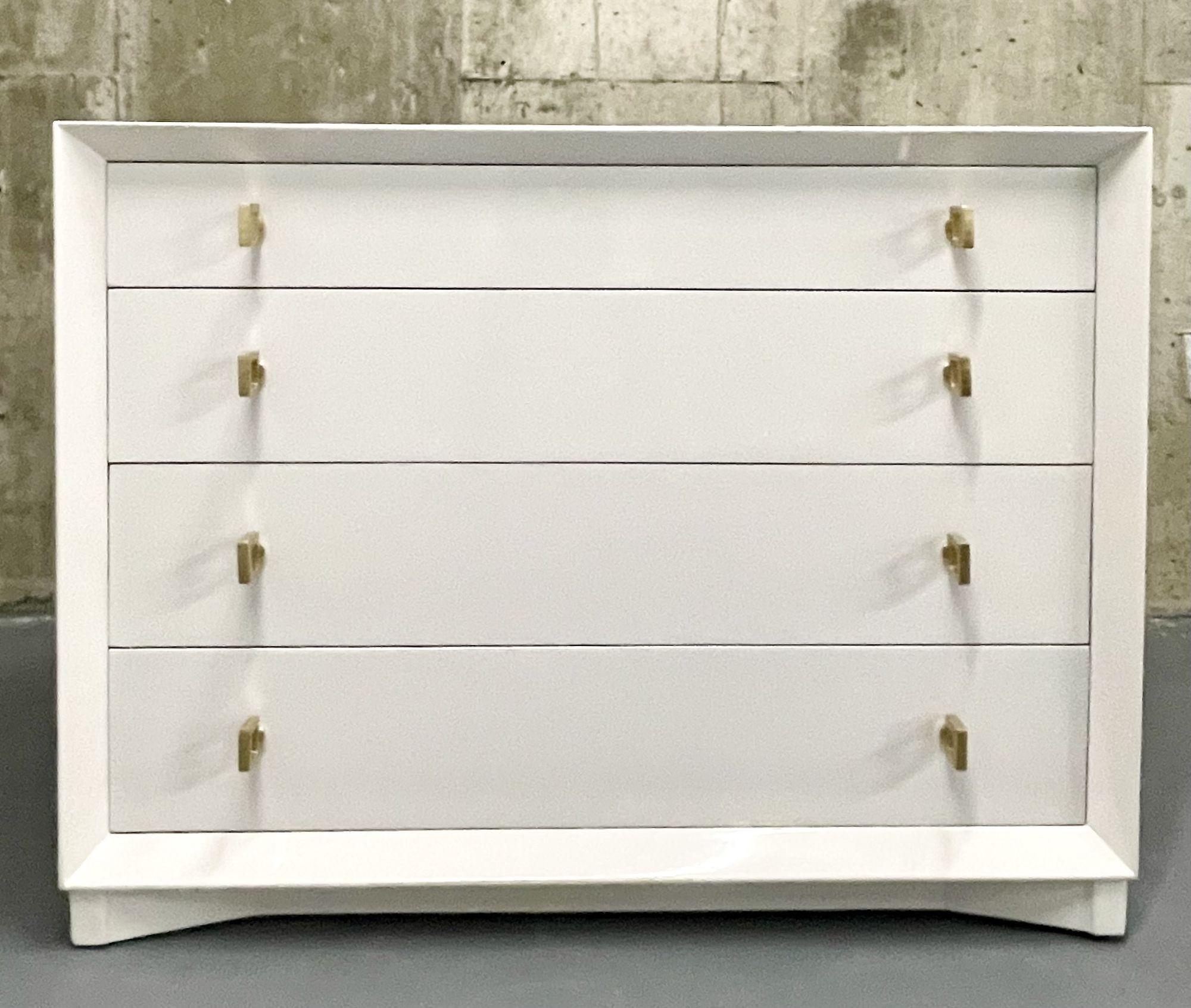 Mid-Century Modern dresser/chest, white lacquer, bronze, American, 1970s
A white lacquered fully refinished four drawer chest or commode in the manner of Paul Frankl. The drawers decorated with square brass pulls on X base to give the illusion of a