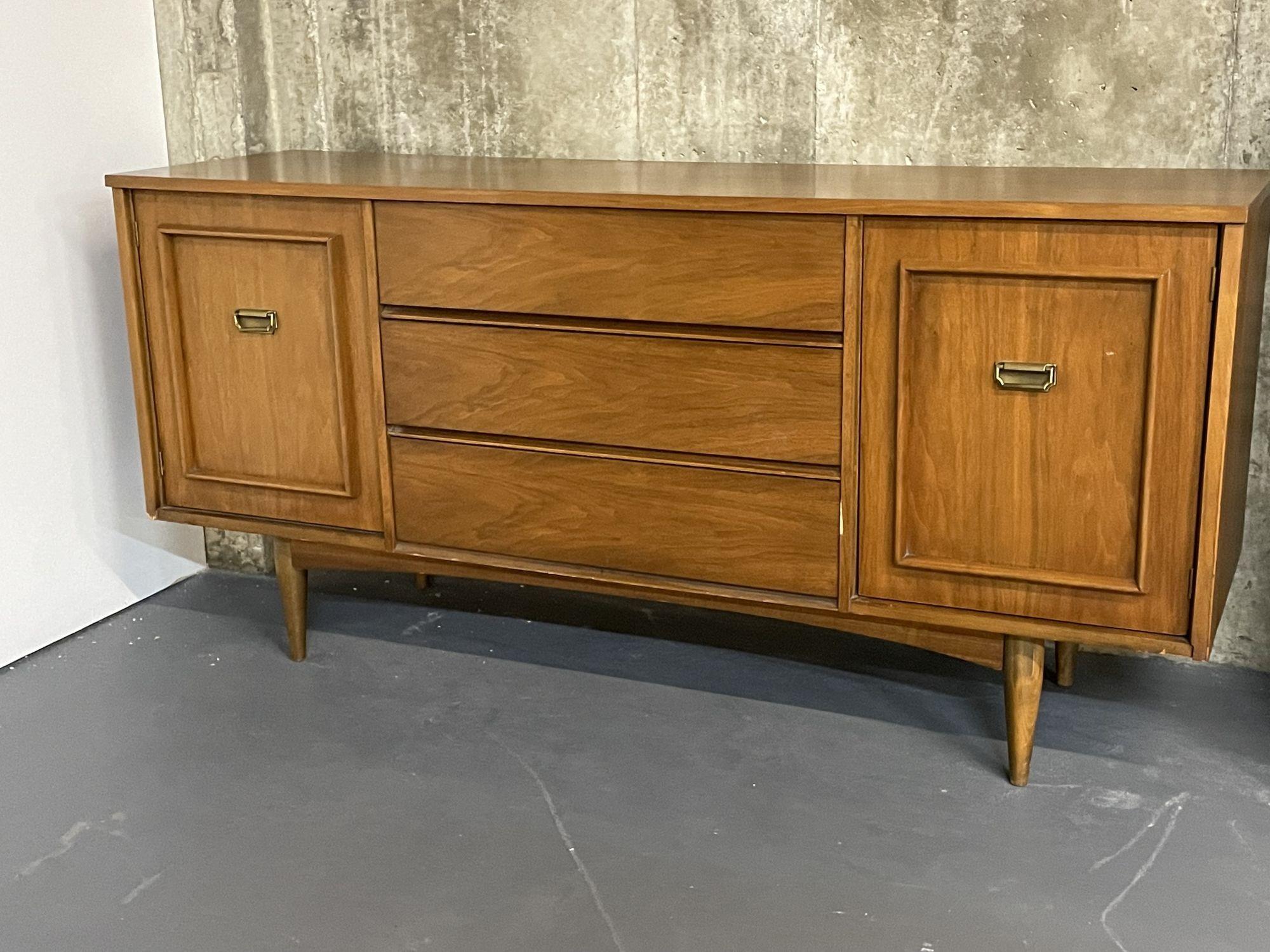 Mid-Century Modern Commode, coffre ou enfilade moderne du milieu du siècle dernier, noyer en vente