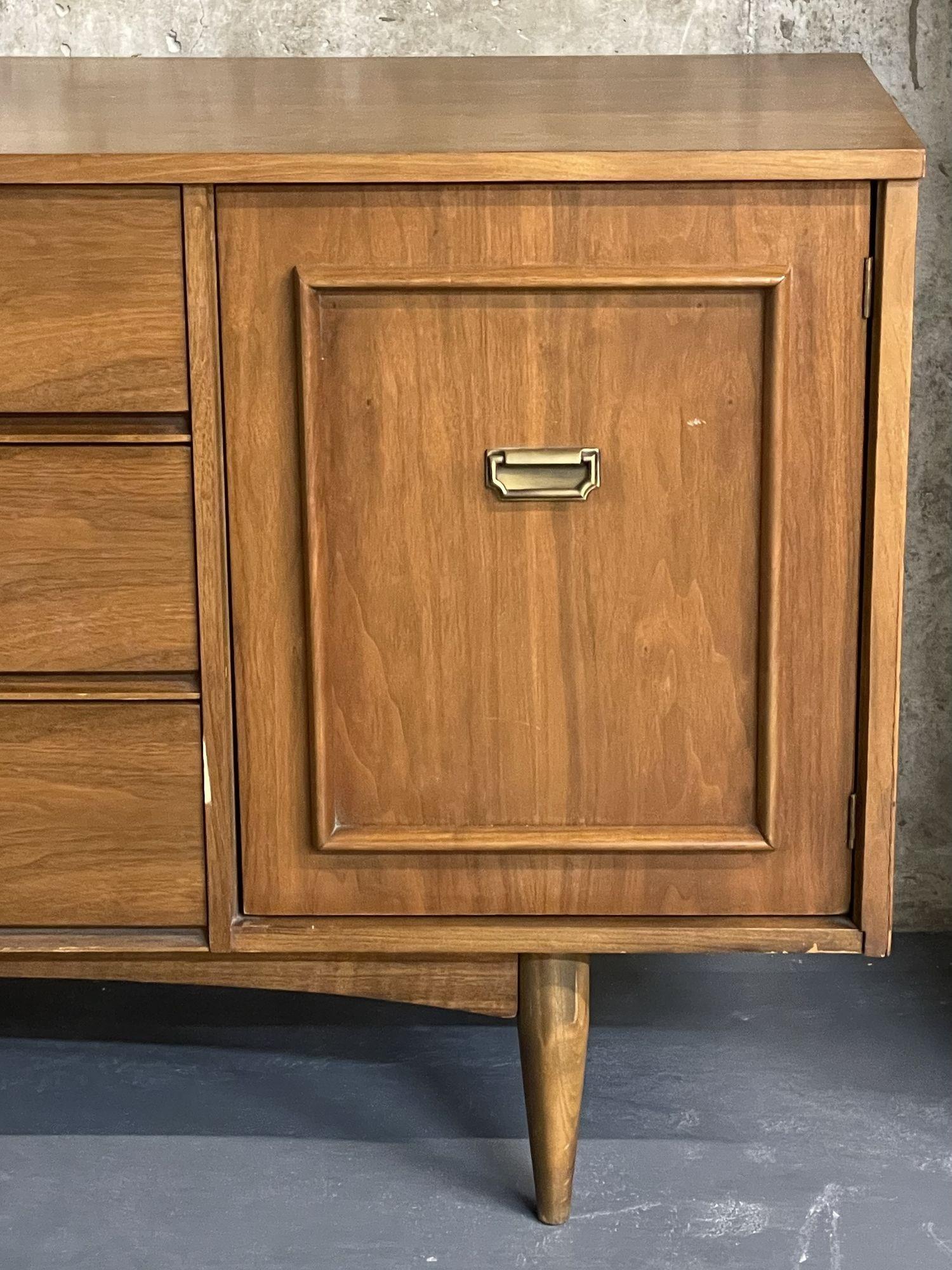 Milieu du XXe siècle Commode, coffre ou enfilade moderne du milieu du siècle dernier, noyer en vente