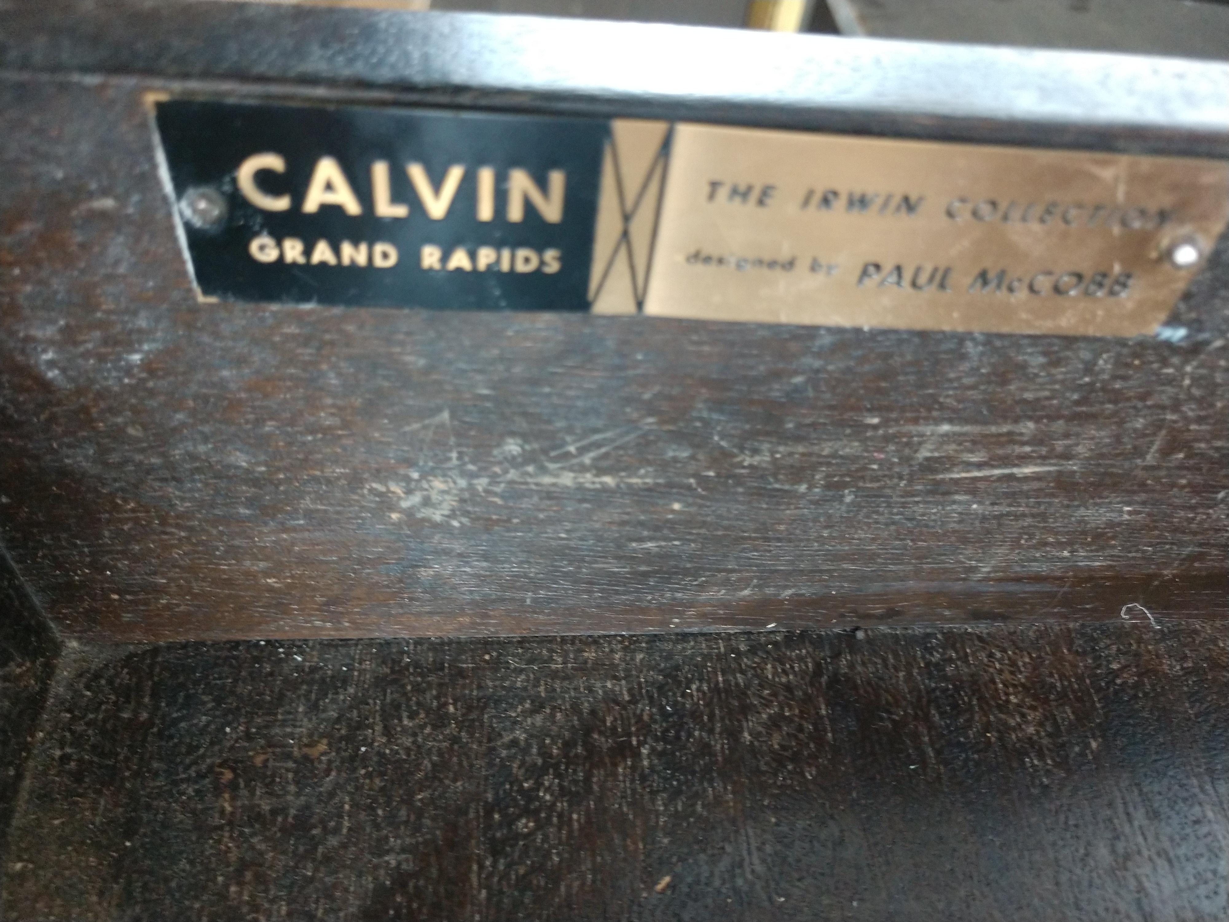Laiton Crédence moderne du milieu du siècle dernier en acajou avec commode en verre de Paul McCobb pour Calvin  en vente