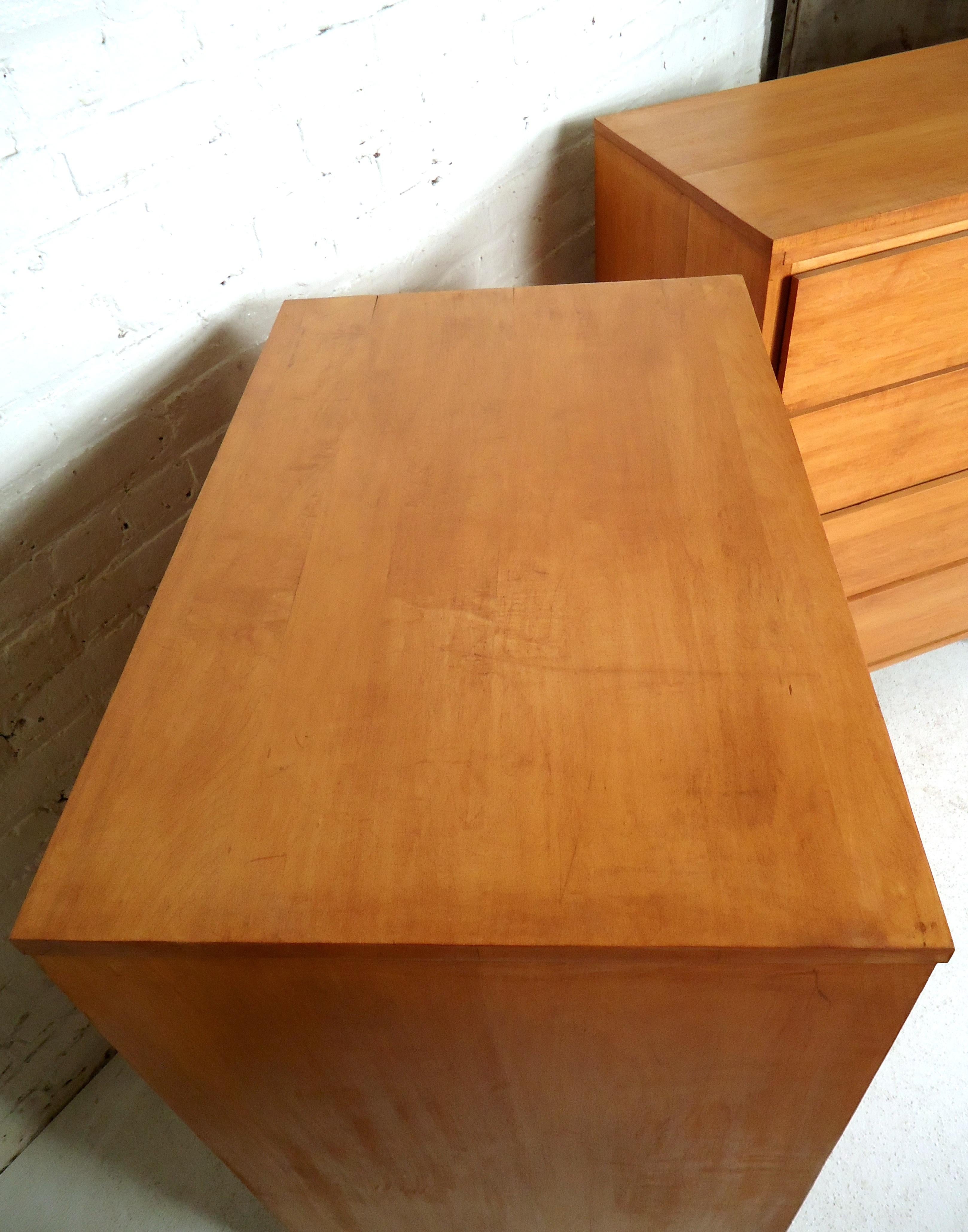 Gorgeous Mid-Century Modern high boy dresser featuring maple wood grain, four drawers, with a uniquely designed front base.

(Please confirm item location - NY or NJ - with dealer).