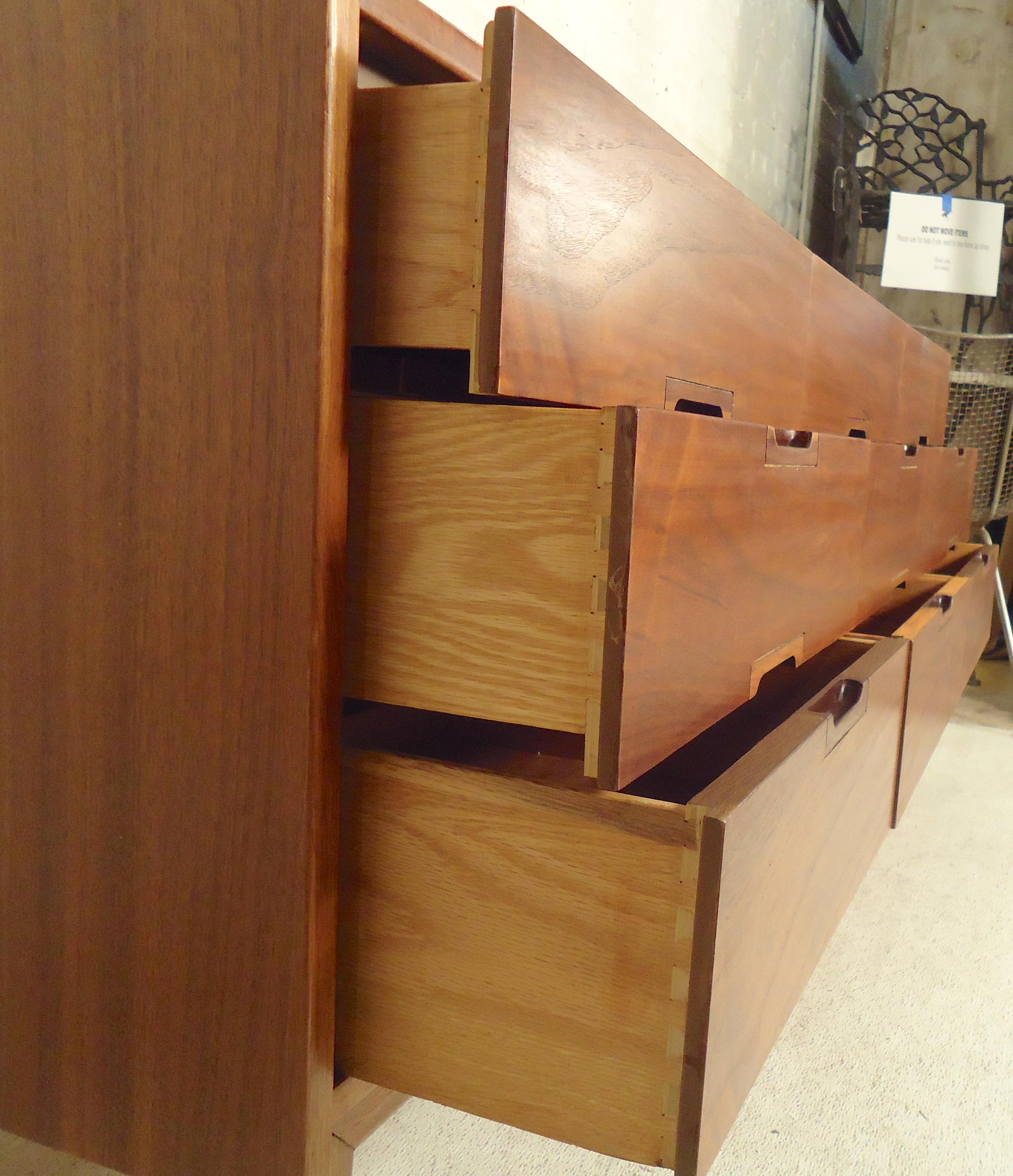 Mid-20th Century Mid-Century Modern Dresser