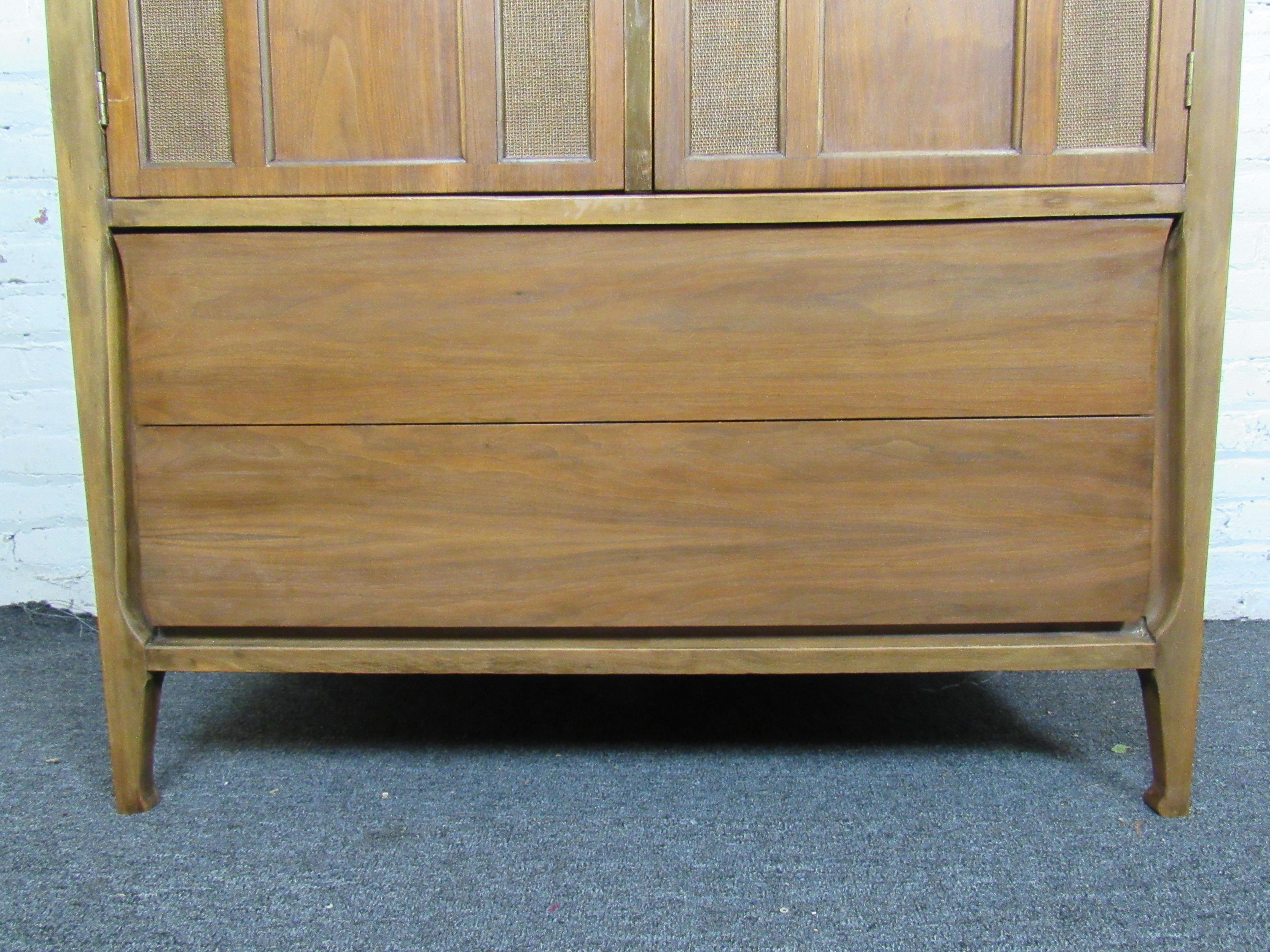 Mid-Century Modern Dresser For Sale 2
