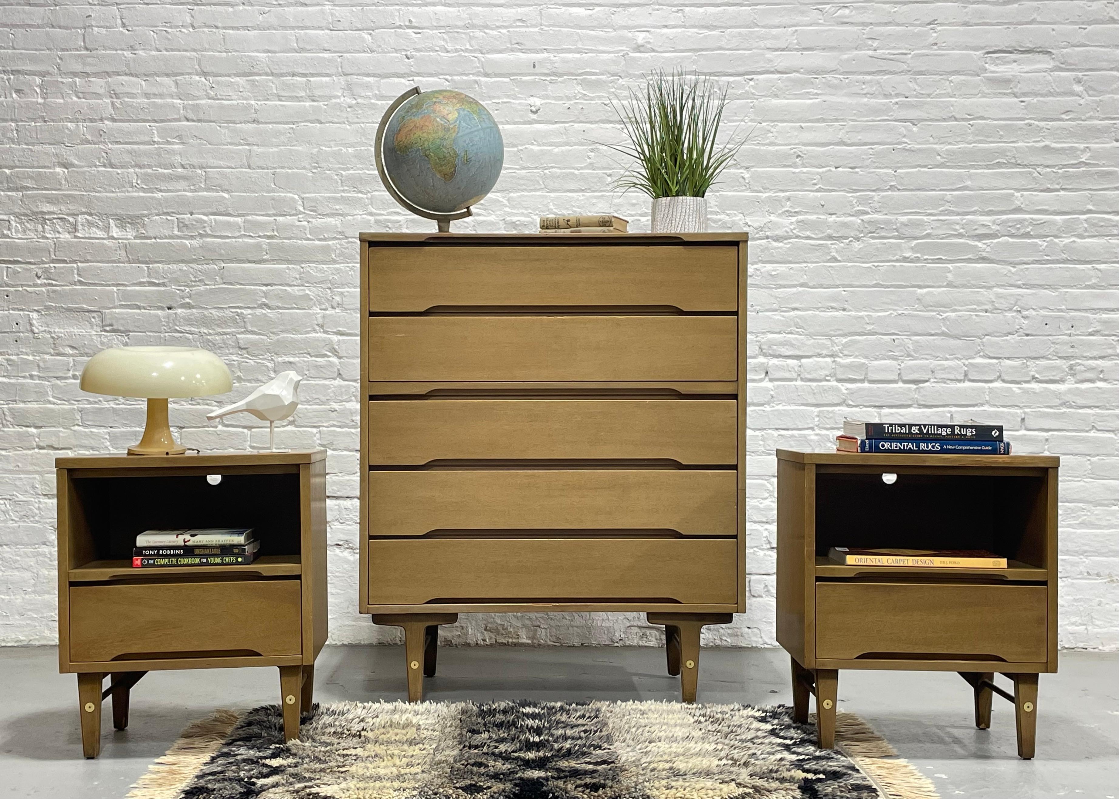 Fantastisches und preisgünstiges Set bestehend aus Mid Century Modern Dresser und Nightstand Set von Stanley Furniture, ca. 1960er Jahre. Beide Stücke sind in gutem Vintage-Zustand mit einigen Abnutzungserscheinungen und Unvollkommenheiten - Kommode