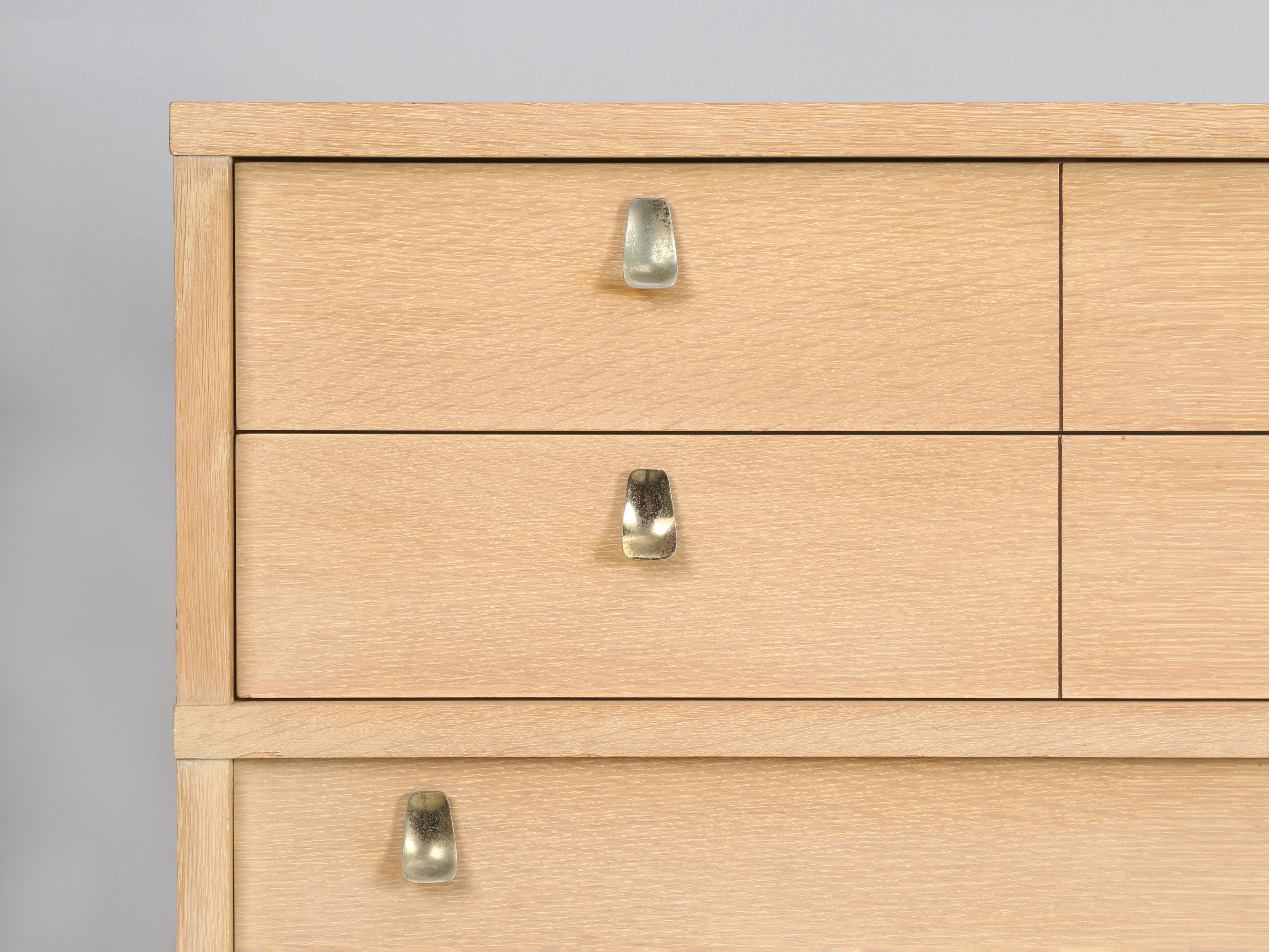 Commode moderne du milieu du siècle avec d'incroyables poignées de tiroirs en vente 2