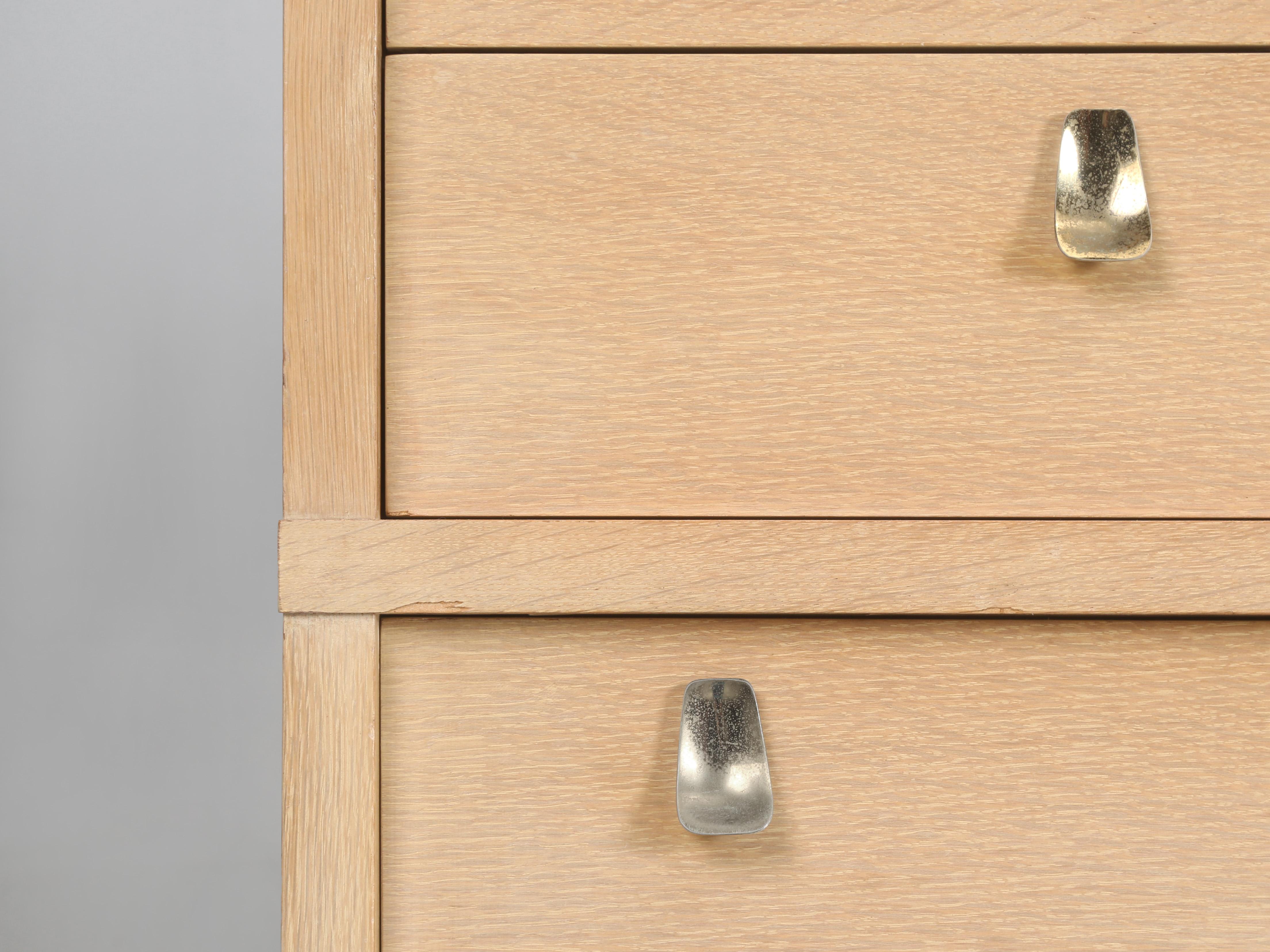 Commode moderne du milieu du siècle avec d'incroyables poignées de tiroirs en vente 3