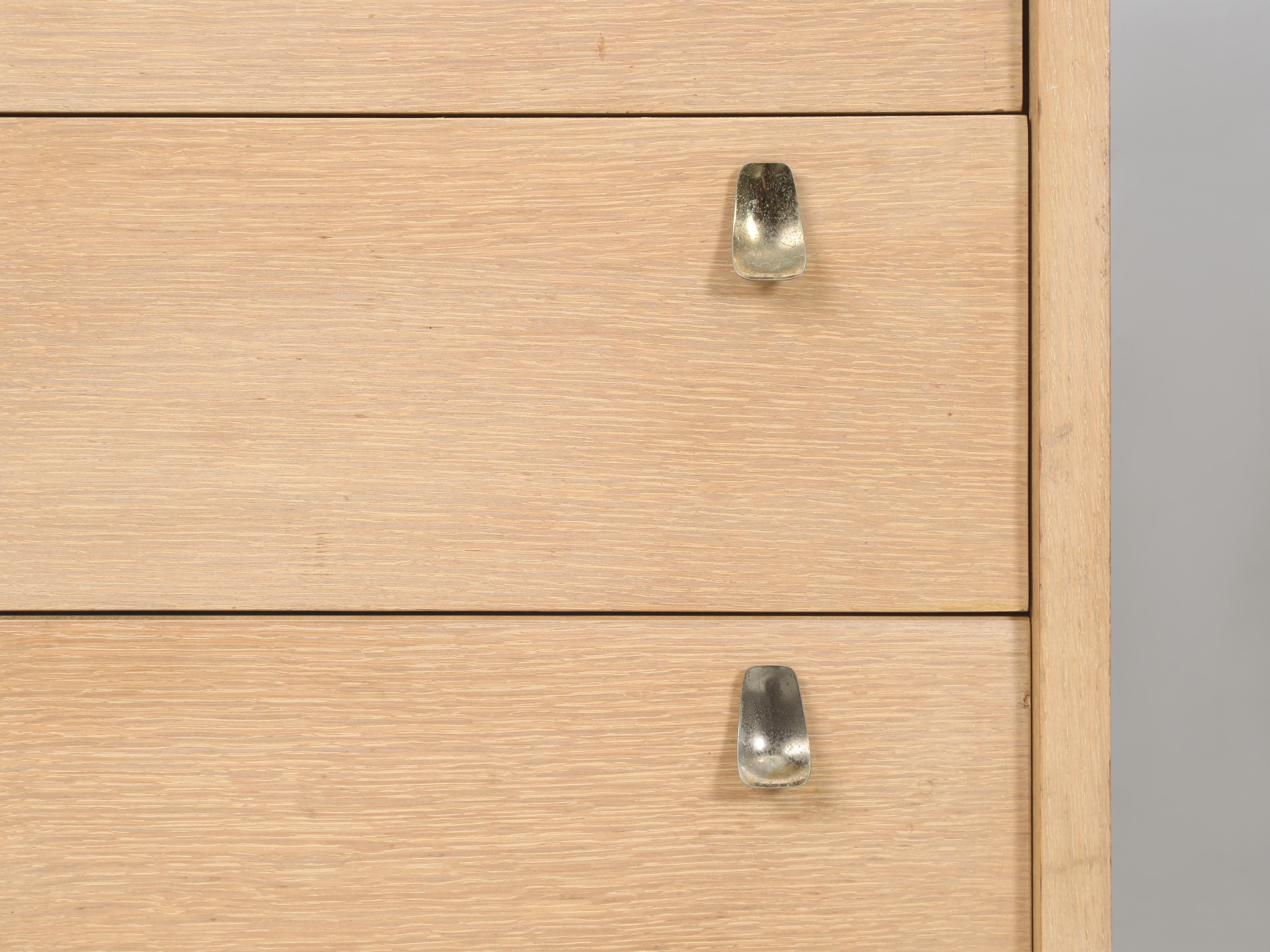 Commode moderne du milieu du siècle avec d'incroyables poignées de tiroirs en vente 4
