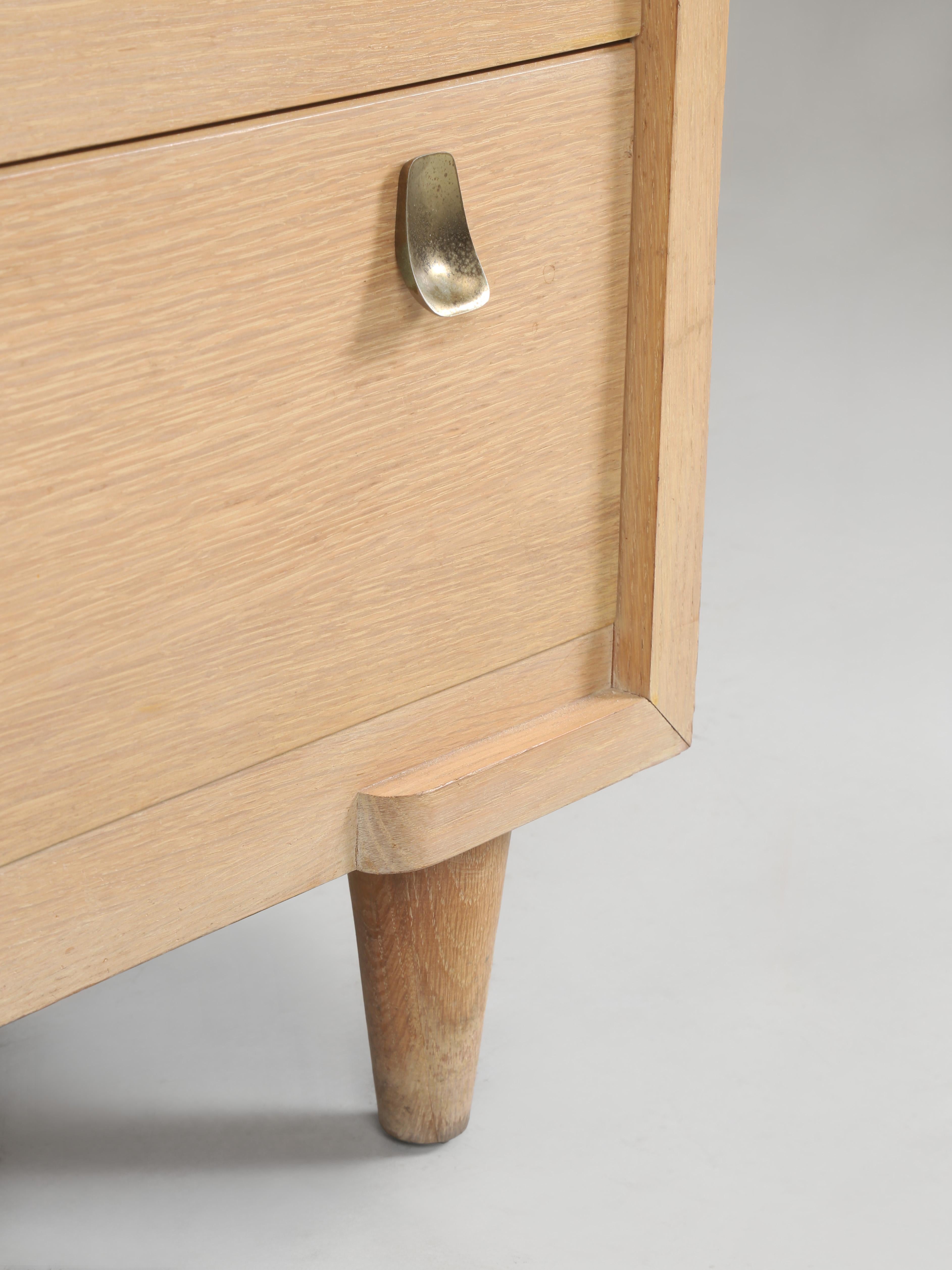 Commode moderne du milieu du siècle avec d'incroyables poignées de tiroirs en vente 5