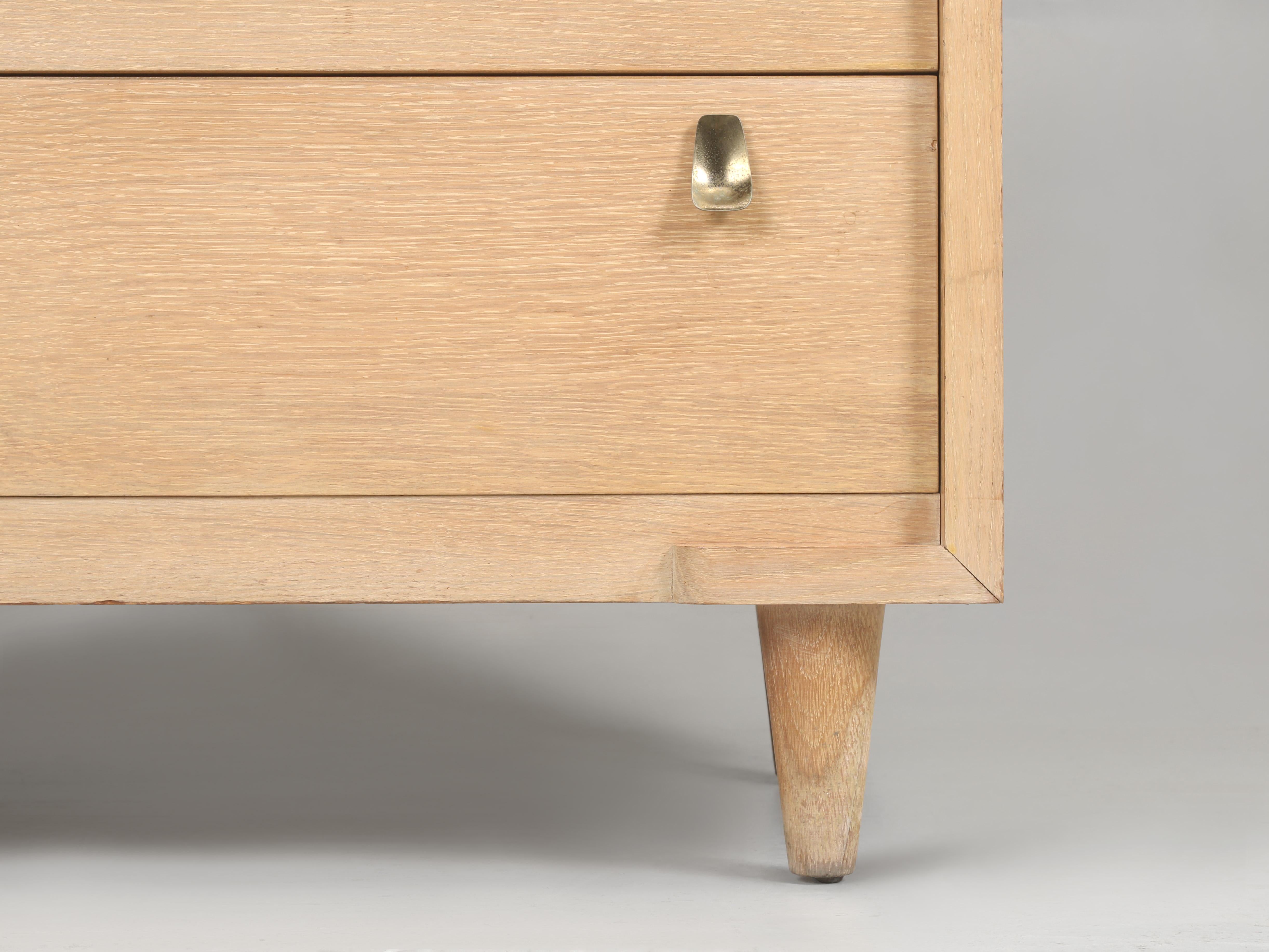 Commode moderne du milieu du siècle avec d'incroyables poignées de tiroirs en vente 6