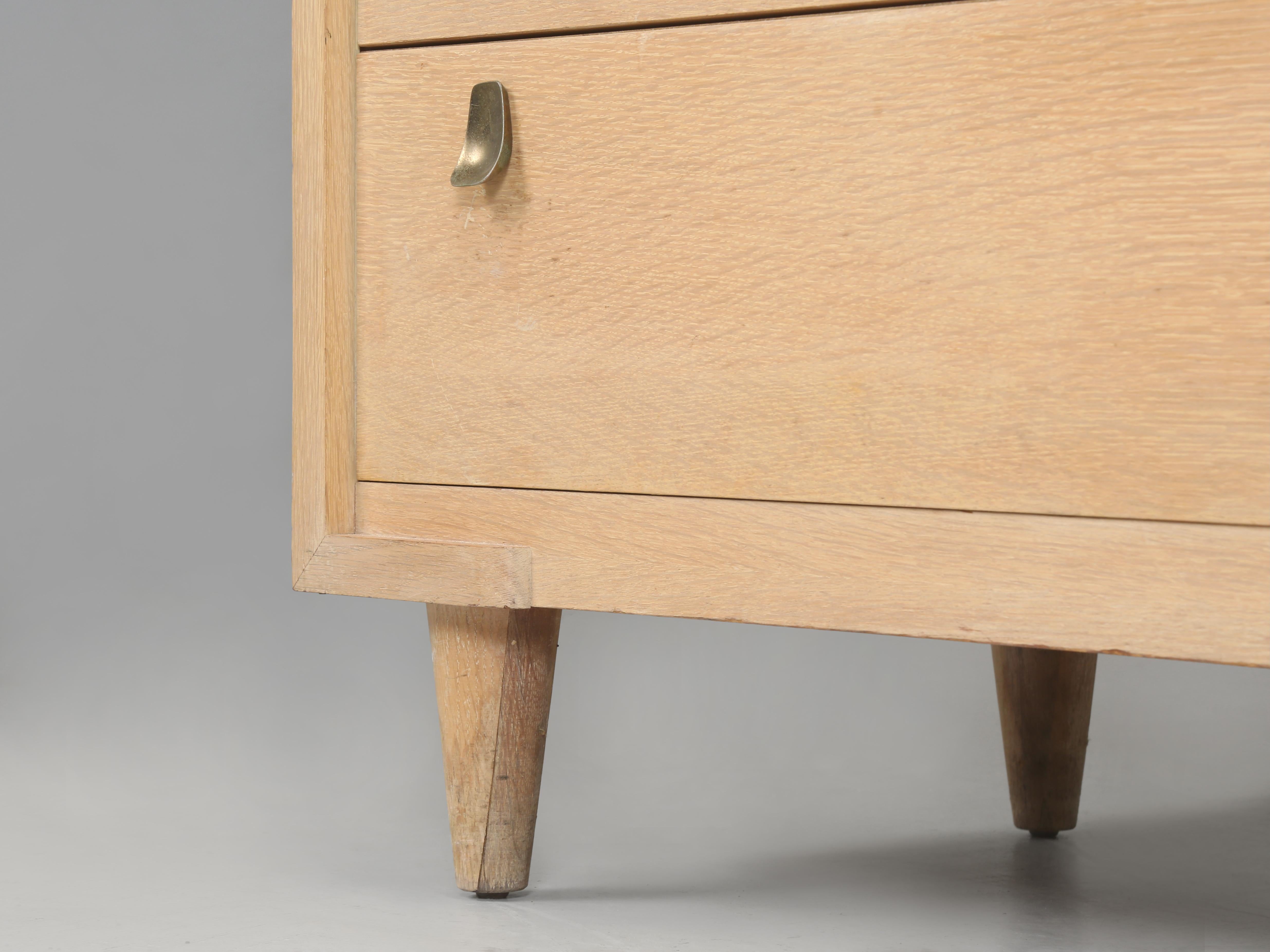 Commode moderne du milieu du siècle avec d'incroyables poignées de tiroirs en vente 7