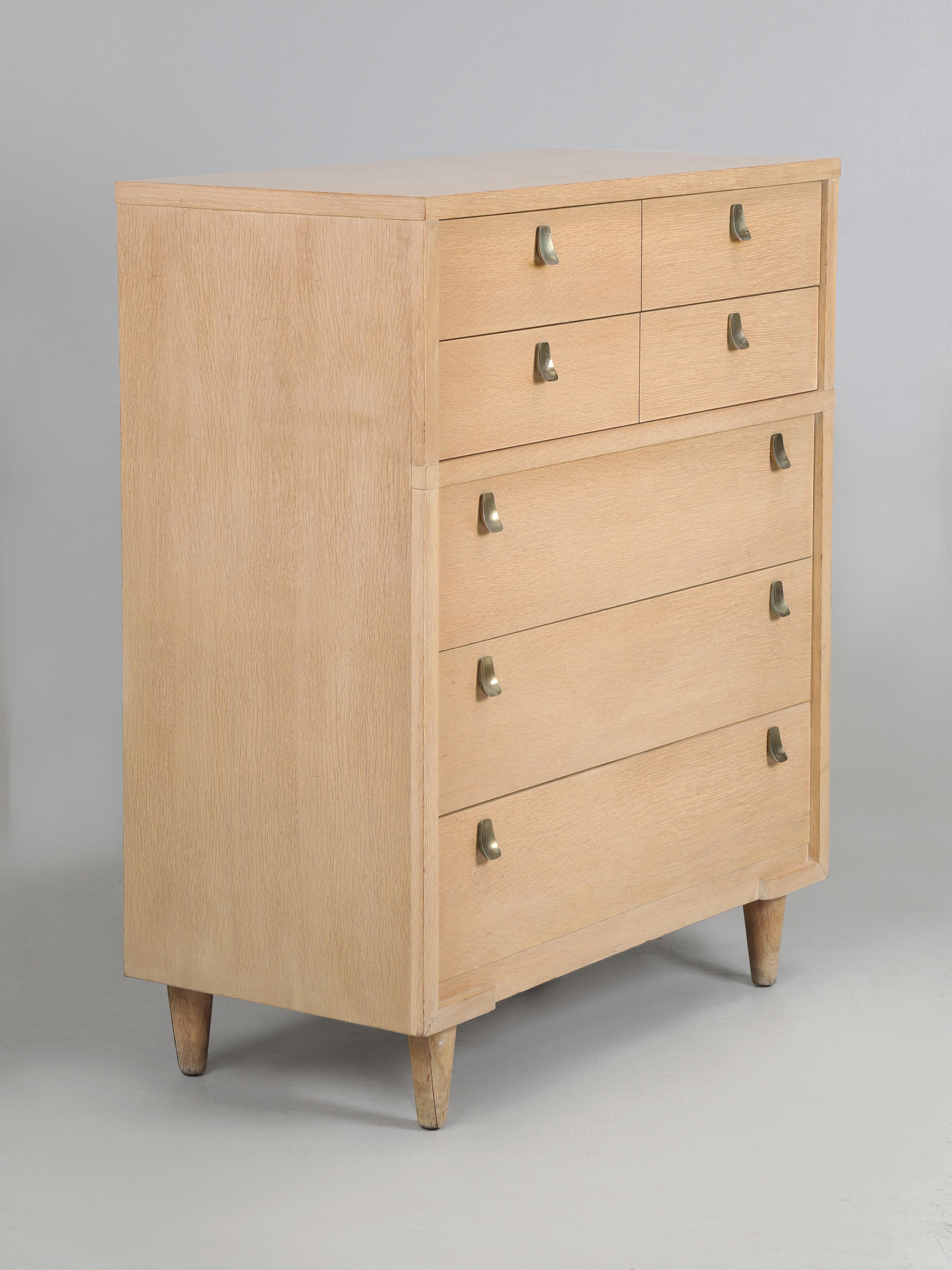 Commode moderne du milieu du siècle fabriquée par Kroehler Manufacturing Company de Naperville, Illinois, probablement dans les années 1960. Kroehler a ouvert ses portes en 1893 et a fermé son usine en 1978. Au milieu des années 1950, la société