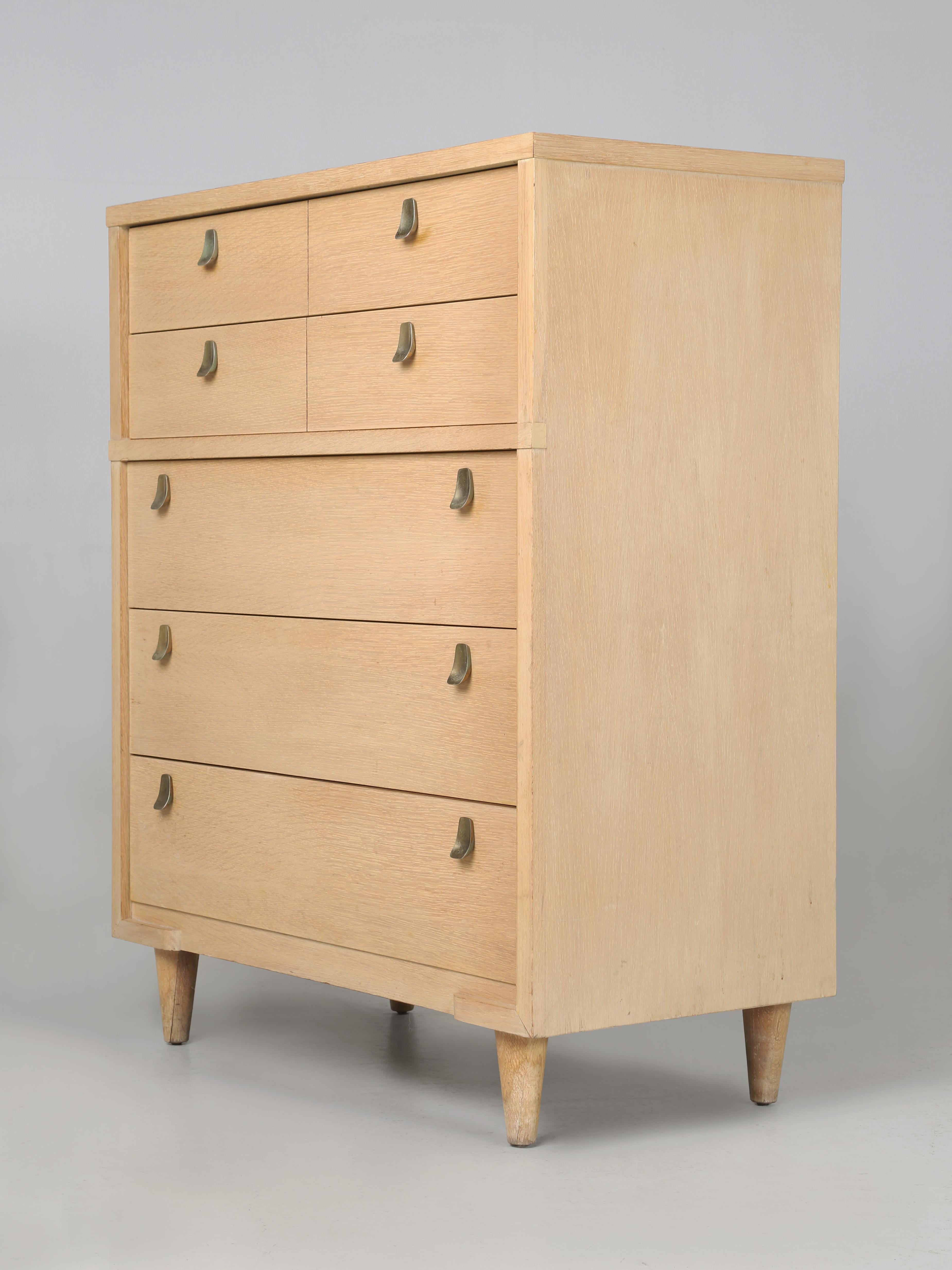 Mid-Century Modern Commode moderne du milieu du siècle avec d'incroyables poignées de tiroirs en vente