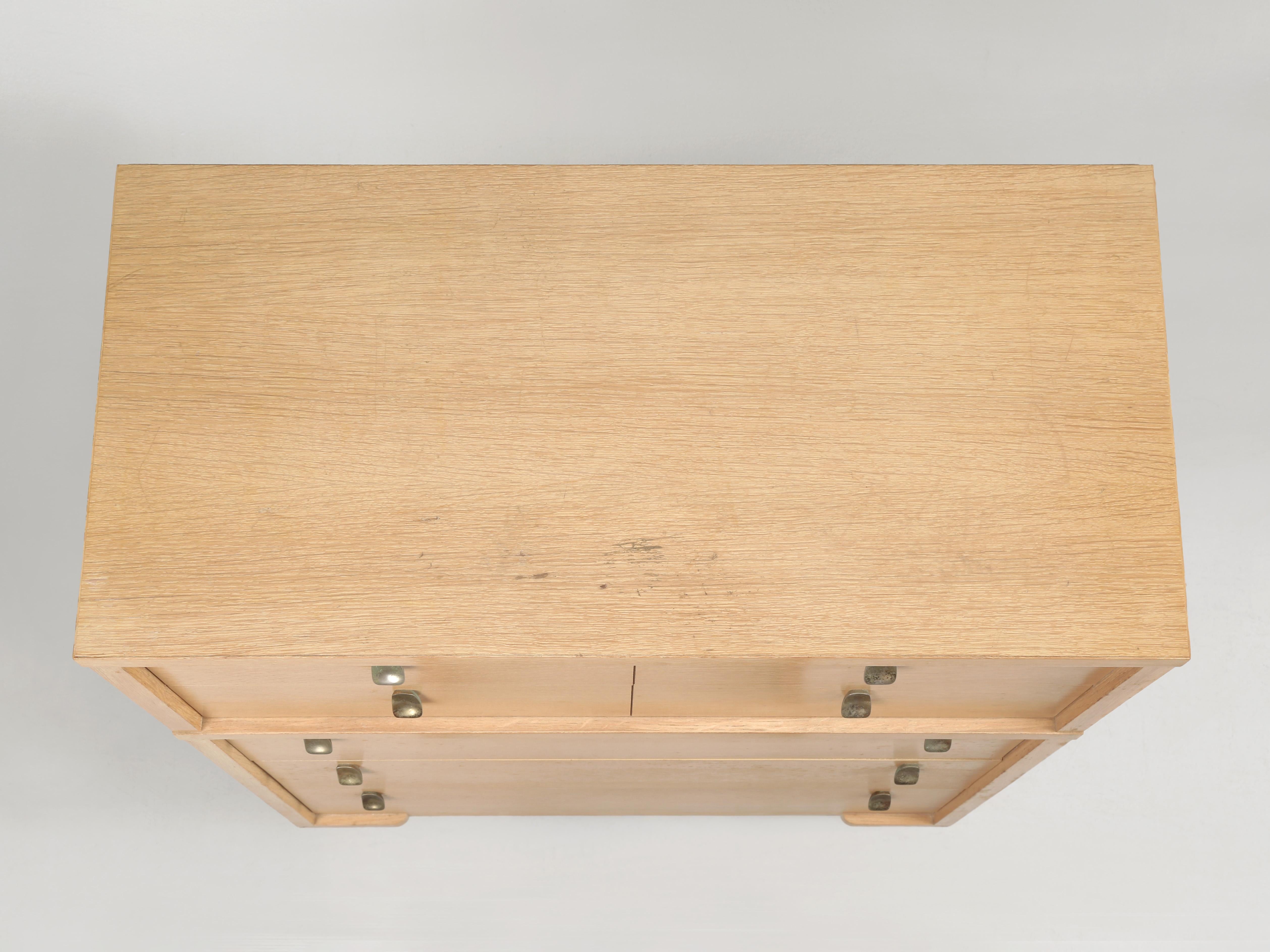 Américain Commode moderne du milieu du siècle avec d'incroyables poignées de tiroirs en vente