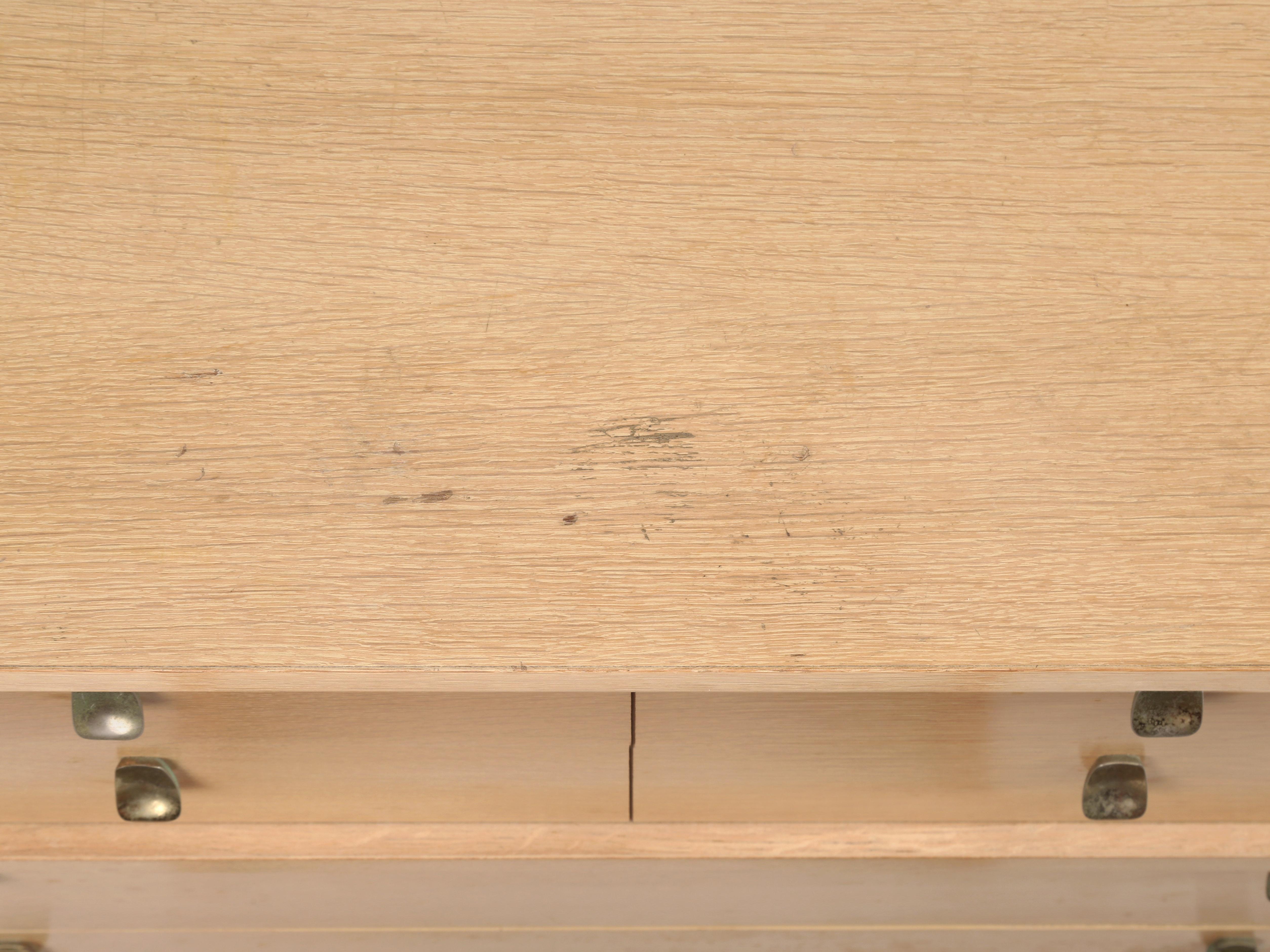 Fait main Commode moderne du milieu du siècle avec d'incroyables poignées de tiroirs en vente