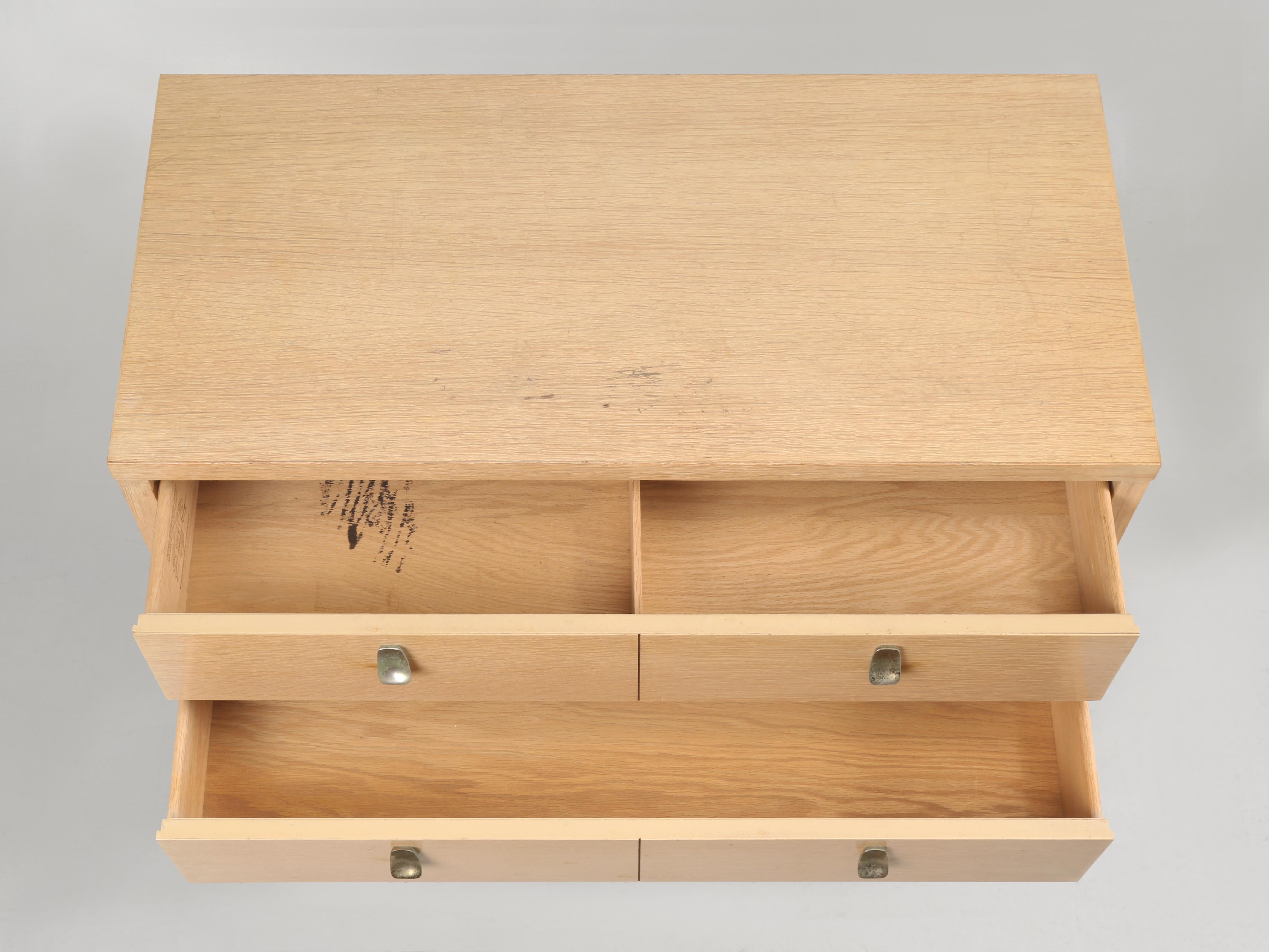 Commode moderne du milieu du siècle avec d'incroyables poignées de tiroirs Bon état - En vente à Chicago, IL