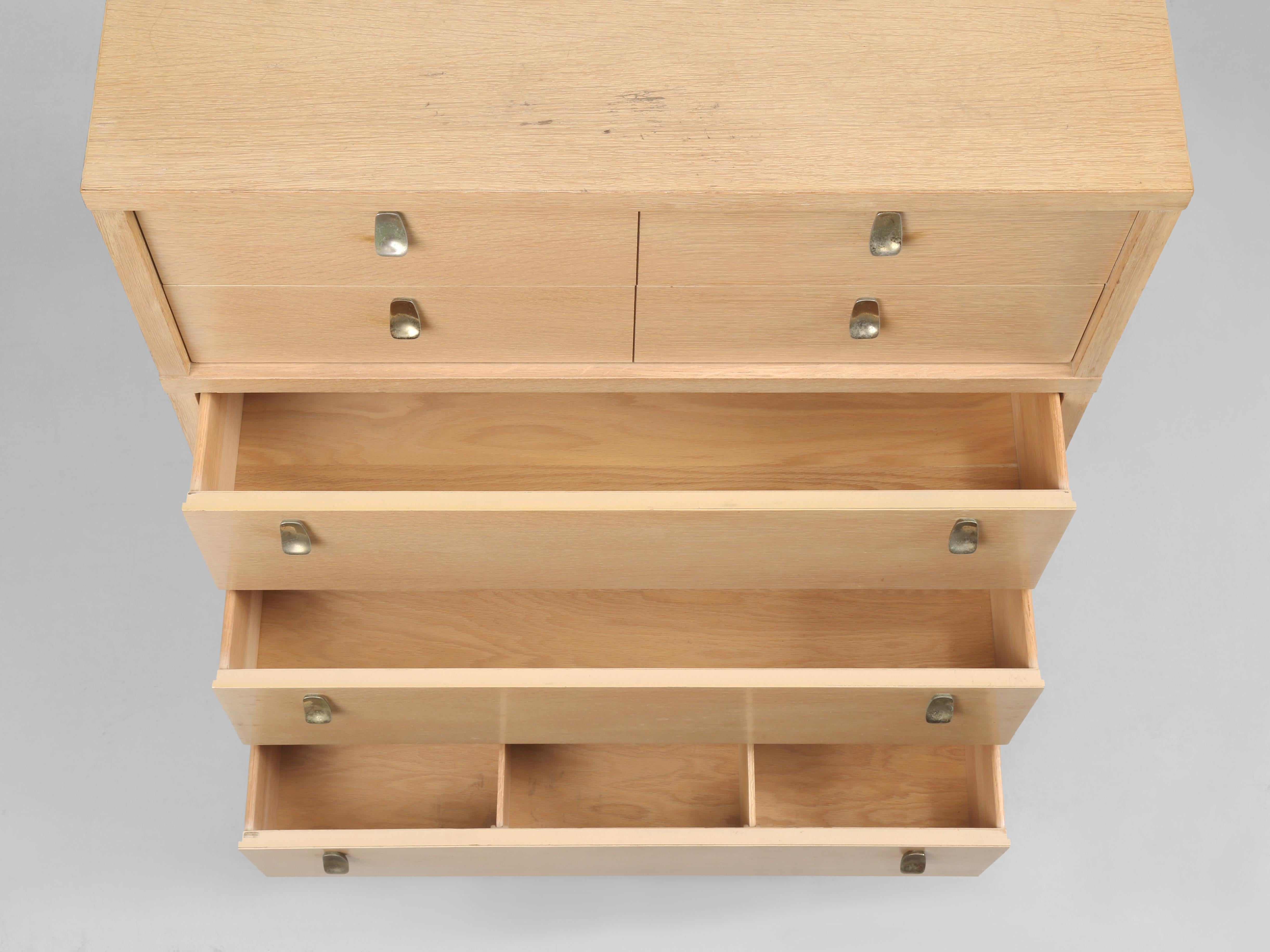 Milieu du XXe siècle Commode moderne du milieu du siècle avec d'incroyables poignées de tiroirs en vente