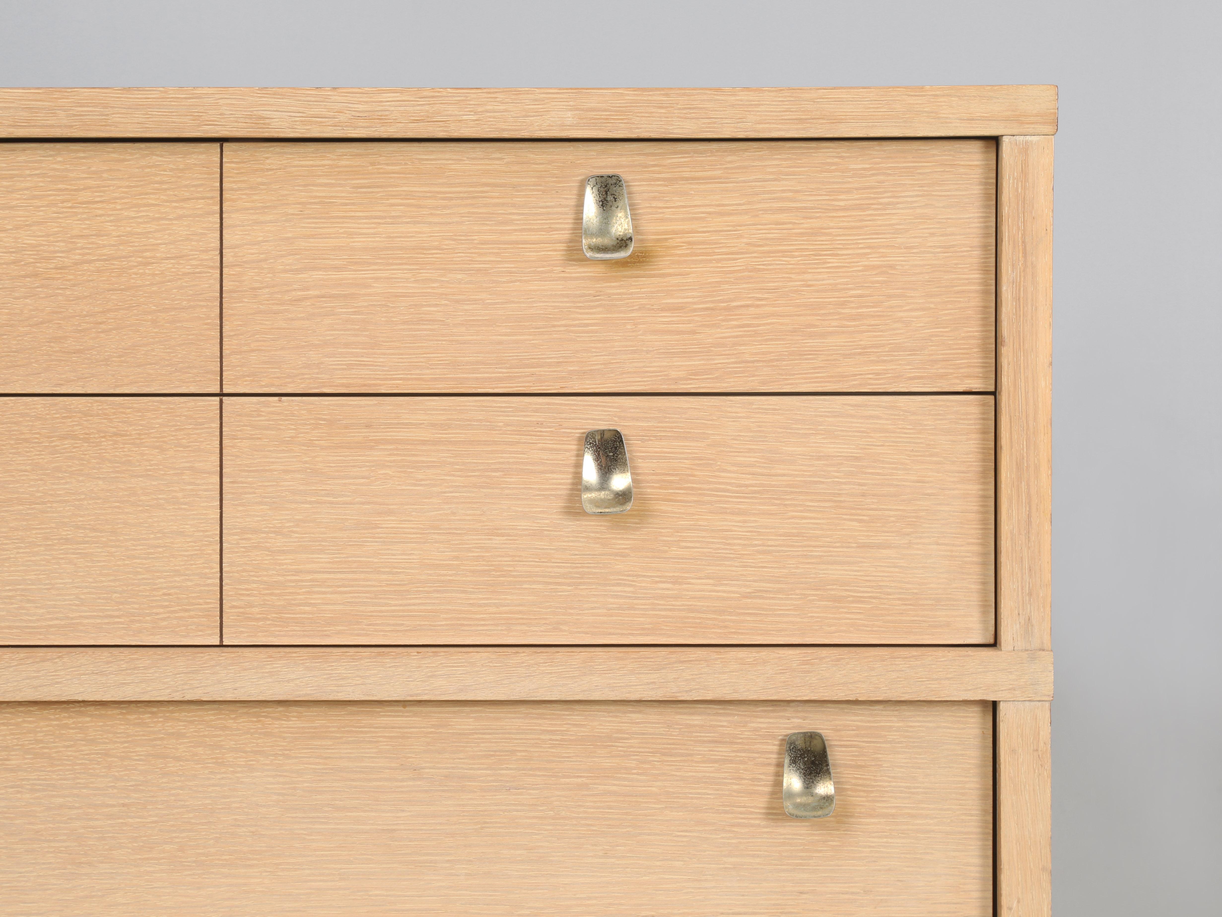 Commode moderne du milieu du siècle avec d'incroyables poignées de tiroirs en vente 1