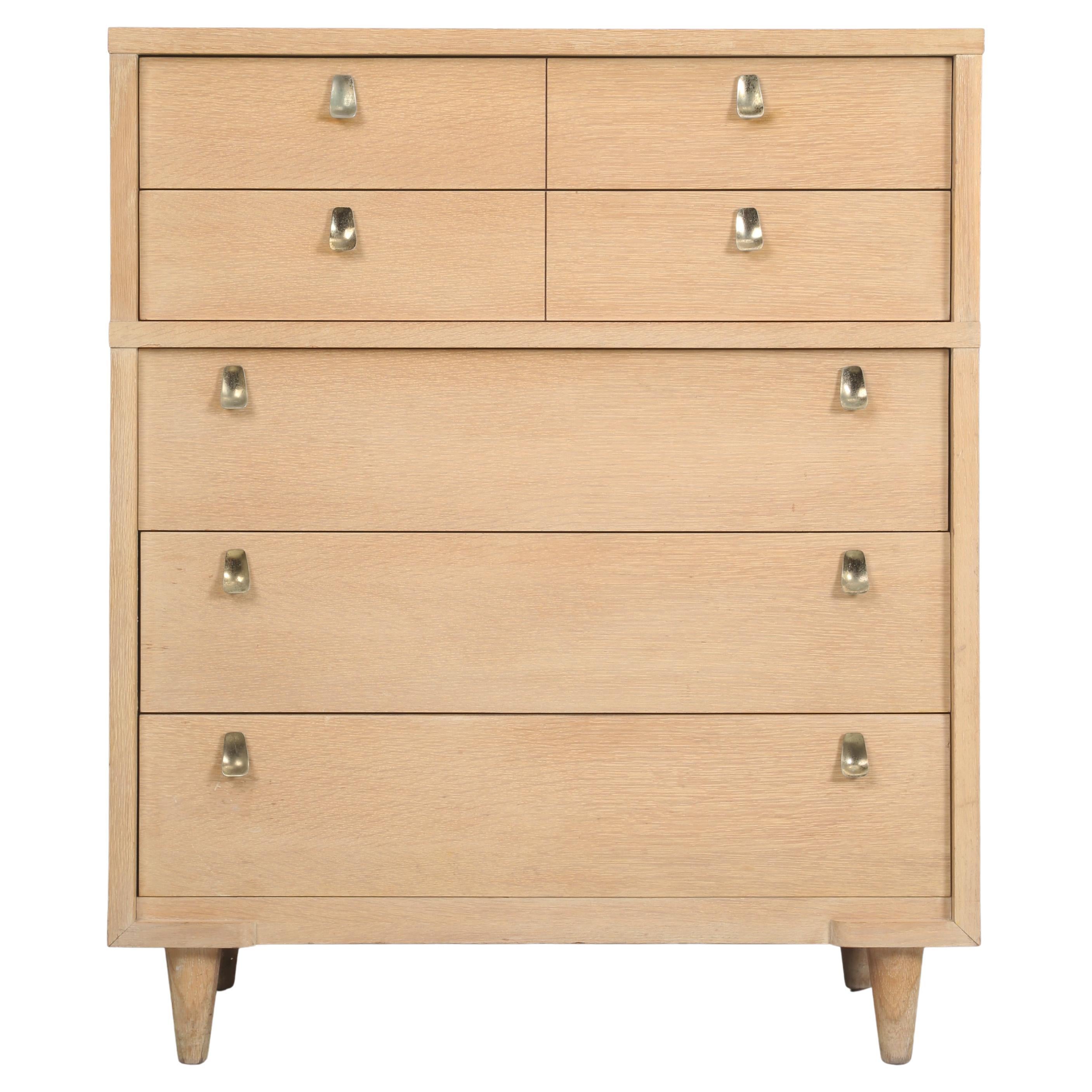 Commode moderne du milieu du siècle avec d'incroyables poignées de tiroirs