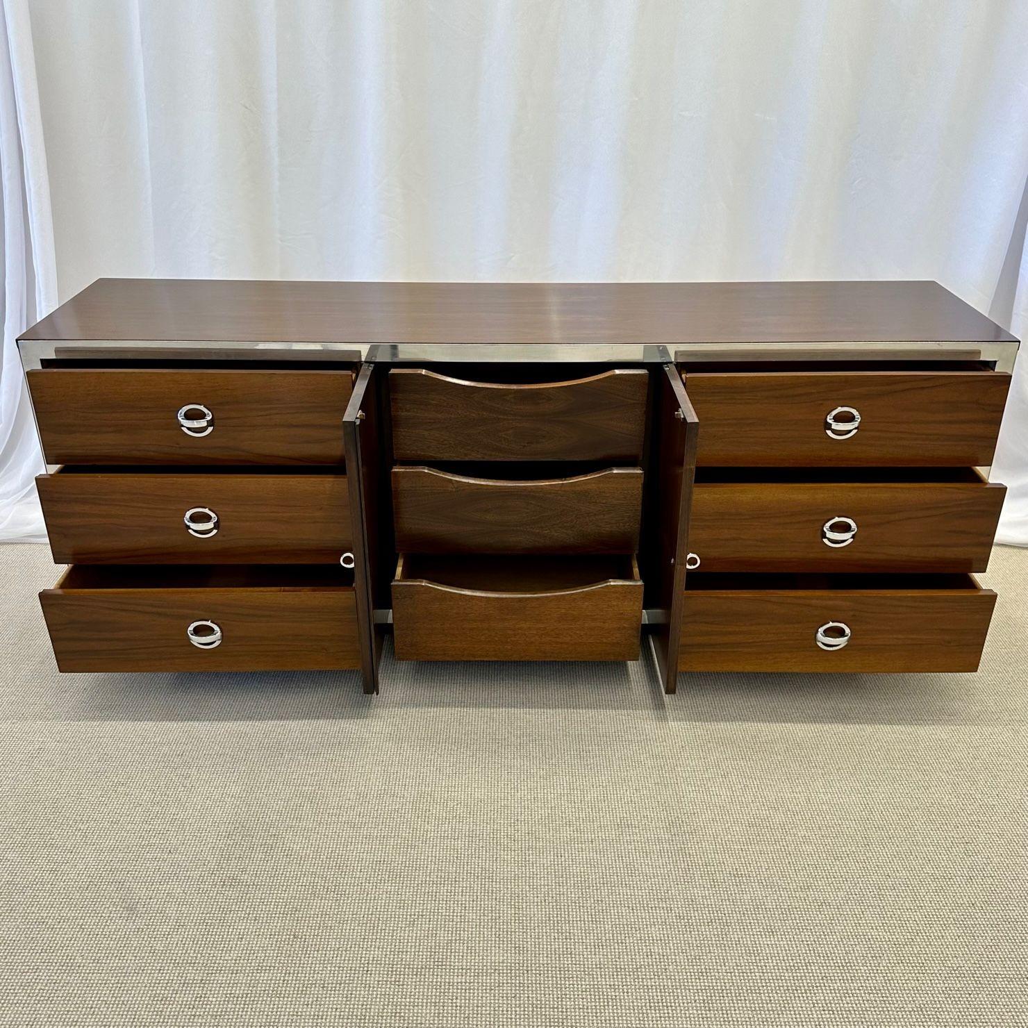 Cassettiera / credenza moderna di metà secolo, stile Milo Baughman, cromo, noce in vendita 3